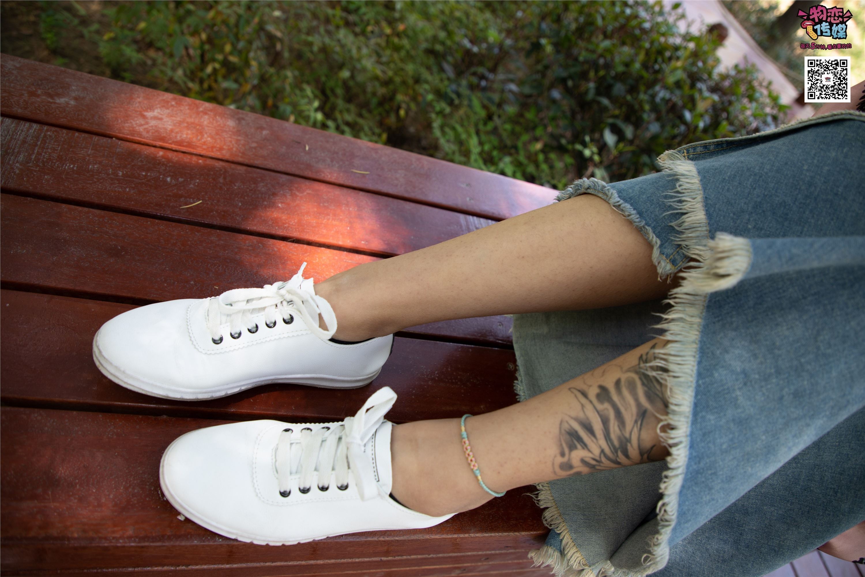 物恋传媒 No.011 纯纯的邻家小妹,小白鞋搭配黑色船袜,清凉一夏