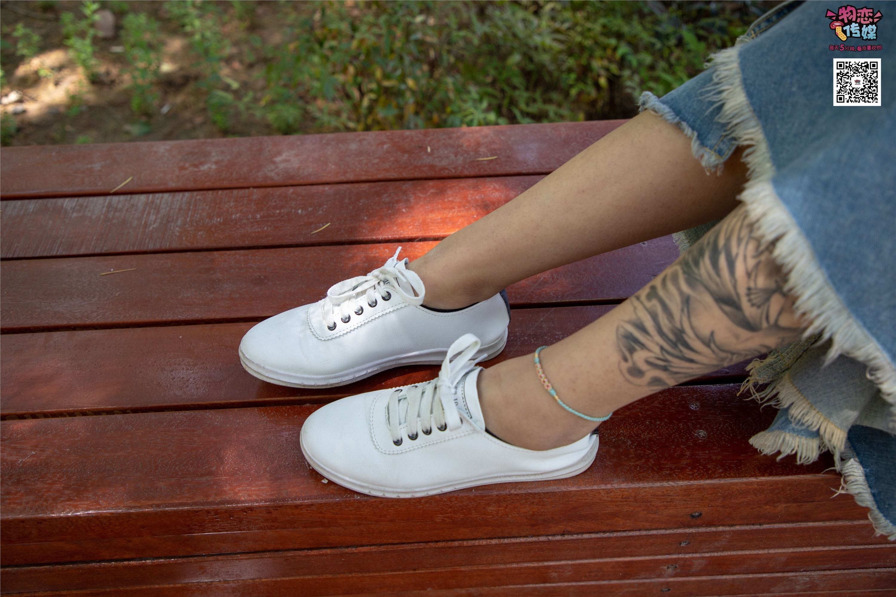 物恋传媒 No.011 纯纯的邻家小妹,小白鞋搭配黑色船袜,清凉一夏