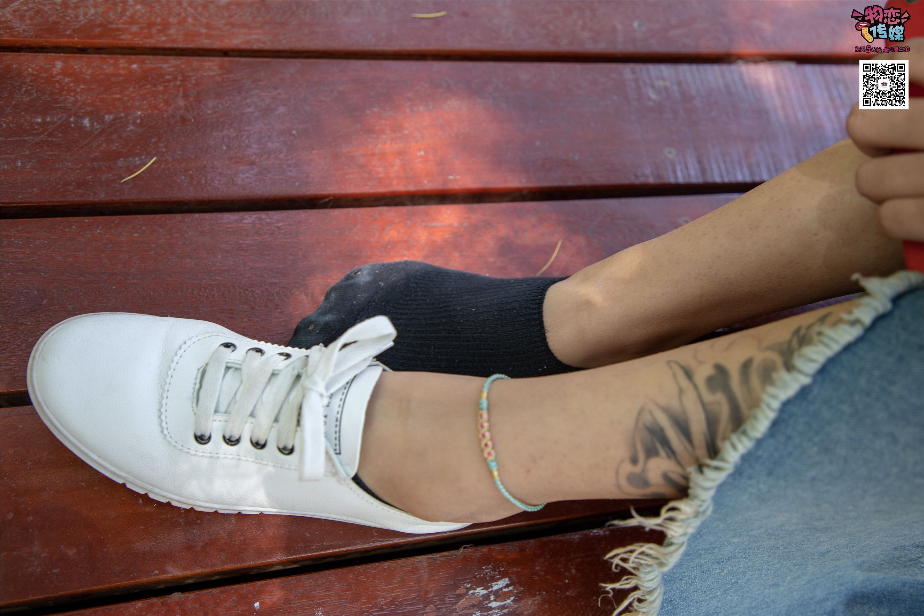 物恋传媒 No.011 纯纯的邻家小妹,小白鞋搭配黑色船袜,清凉一夏