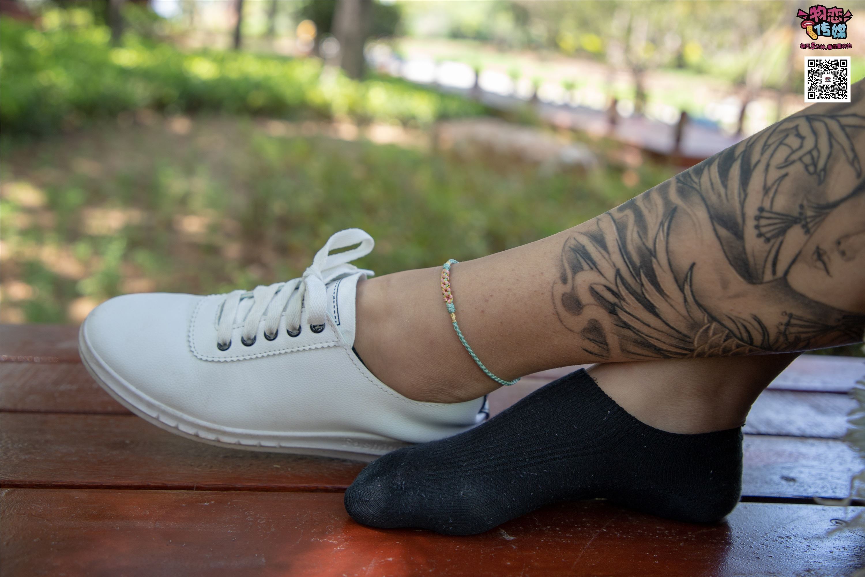 物恋传媒 No.011 纯纯的邻家小妹,小白鞋搭配黑色船袜,清凉一夏