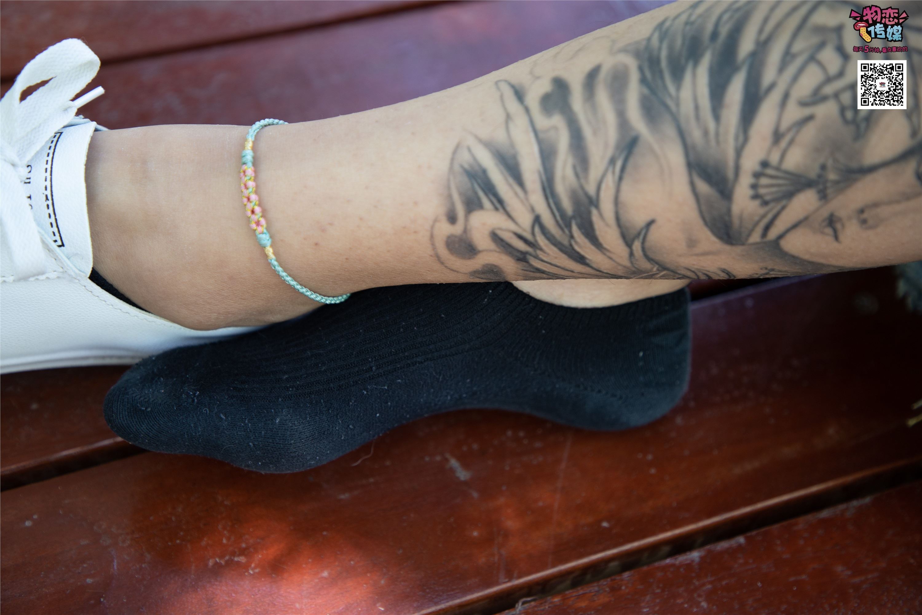 物恋传媒 No.011 纯纯的邻家小妹,小白鞋搭配黑色船袜,清凉一夏