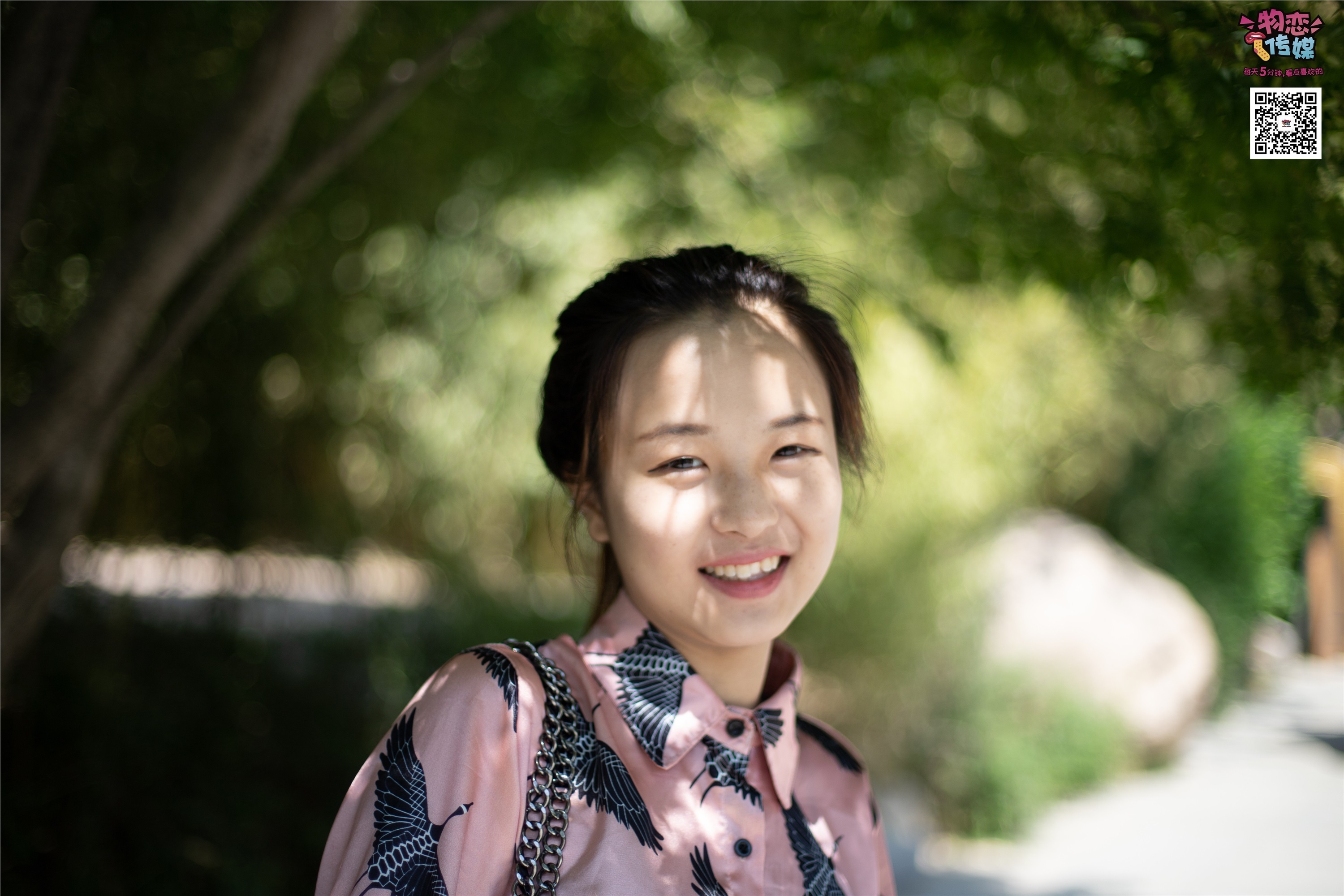 物恋传媒 No.011 纯纯的邻家小妹,小白鞋搭配黑色船袜,清凉一夏