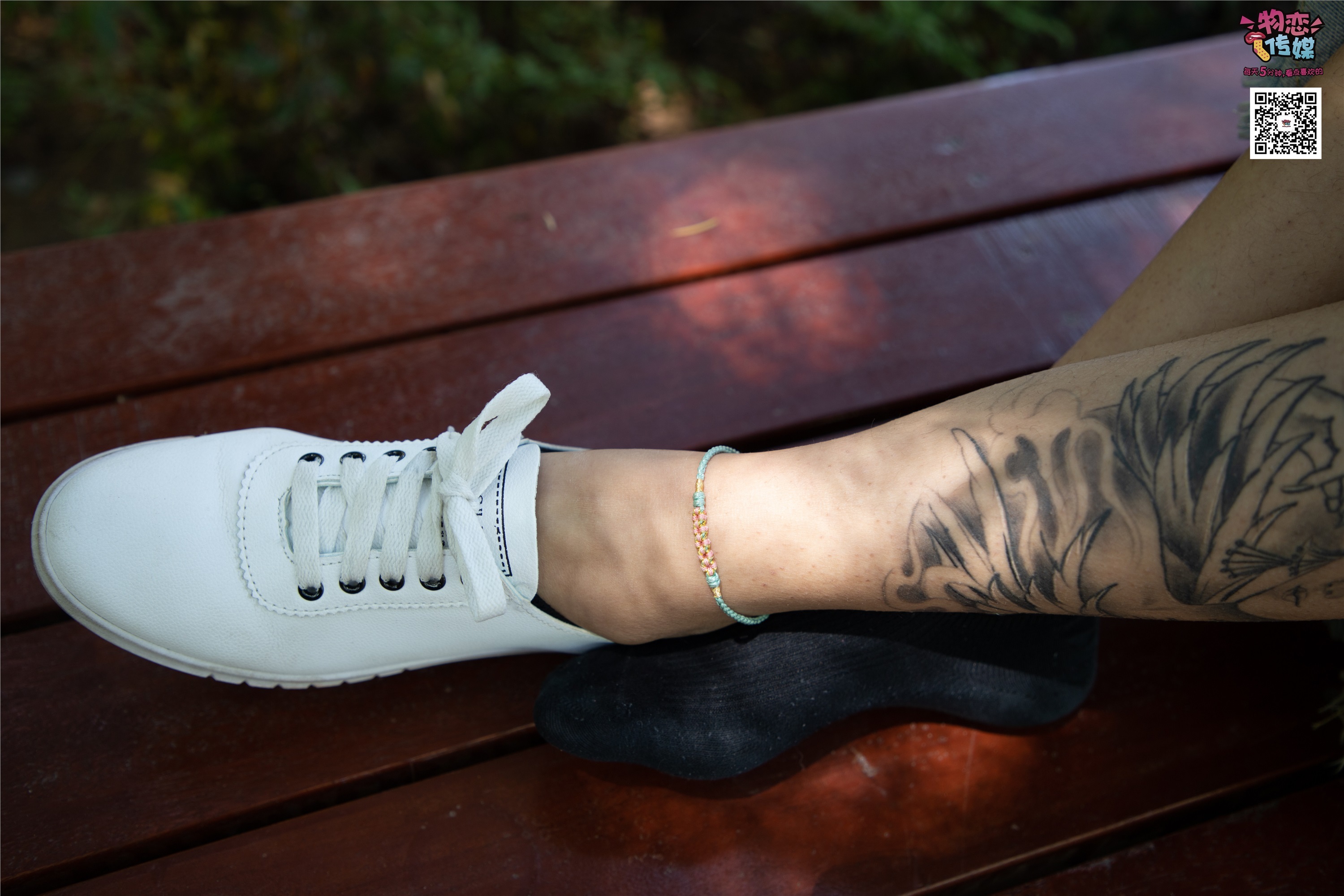 物恋传媒 No.011 纯纯的邻家小妹,小白鞋搭配黑色船袜,清凉一夏