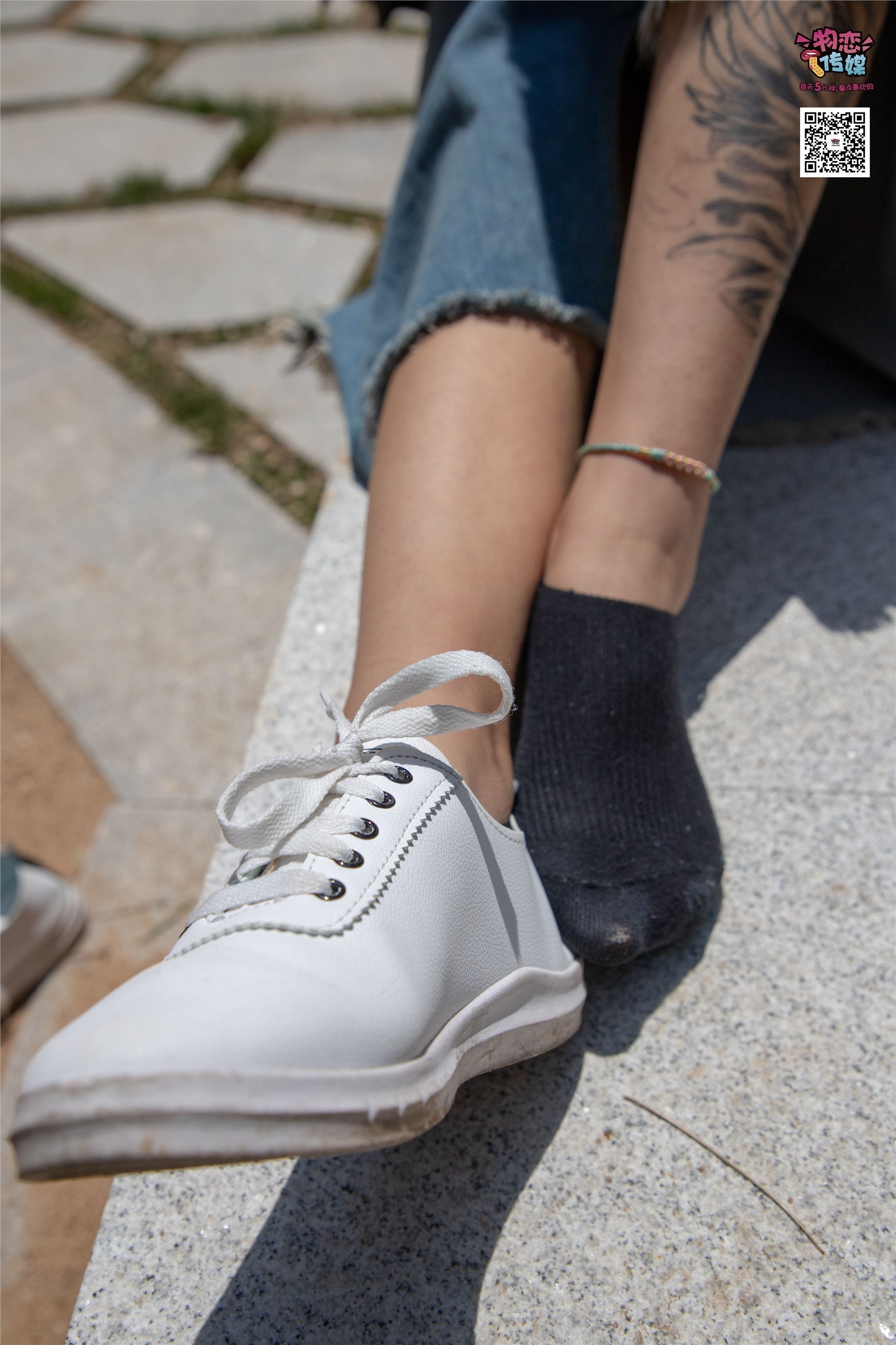 物恋传媒 No.011 纯纯的邻家小妹,小白鞋搭配黑色船袜,清凉一夏