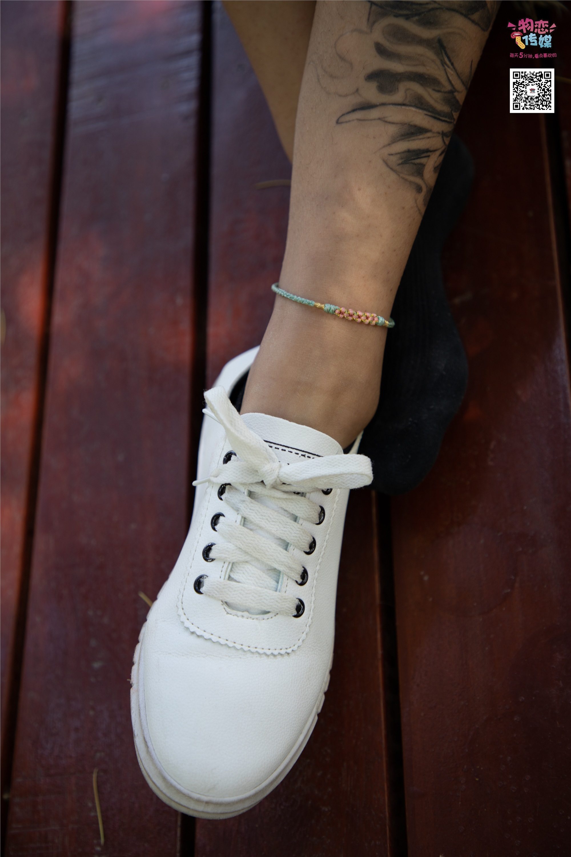 物恋传媒 No.011 纯纯的邻家小妹,小白鞋搭配黑色船袜,清凉一夏