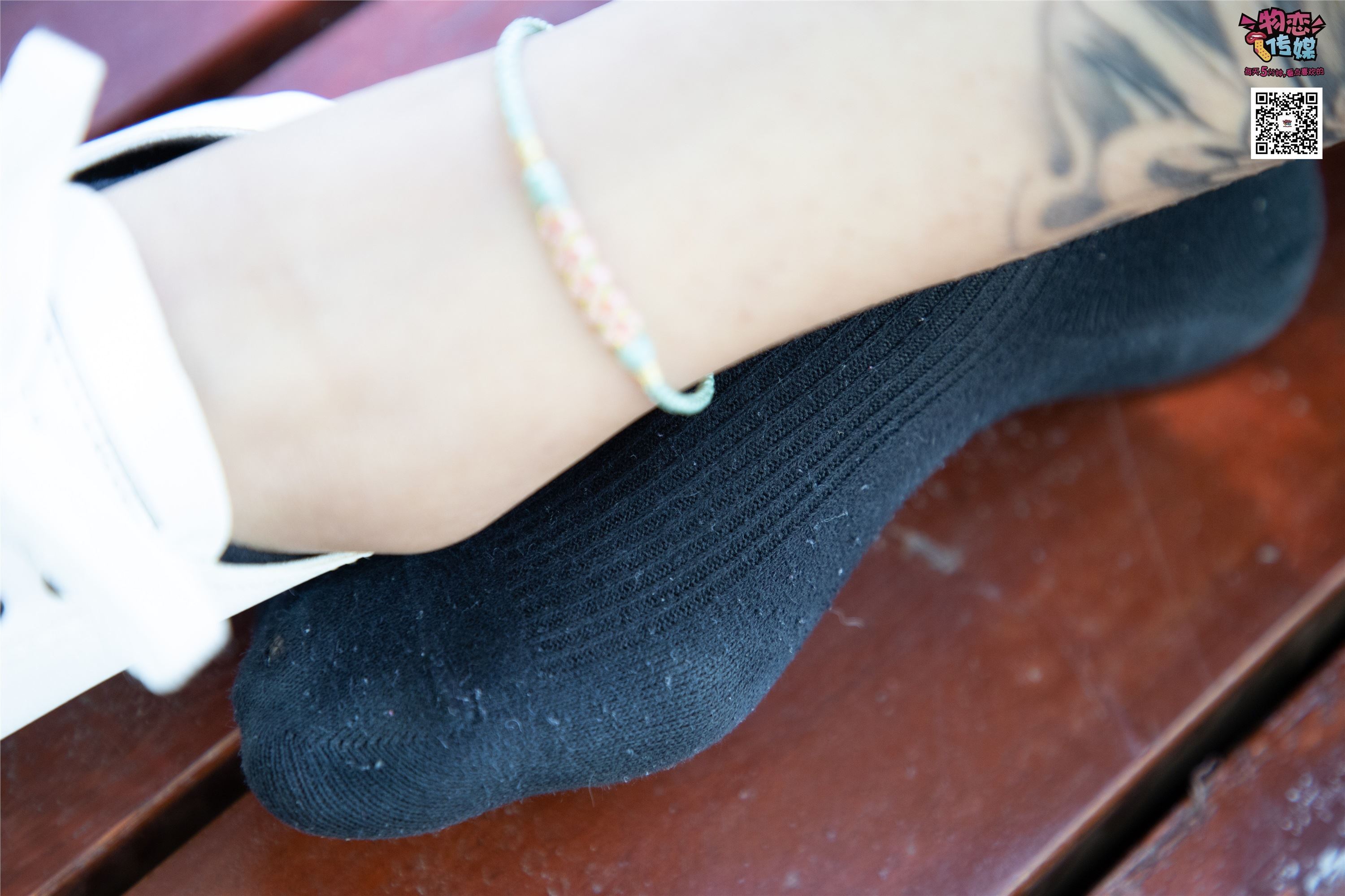 物恋传媒 No.011 纯纯的邻家小妹,小白鞋搭配黑色船袜,清凉一夏