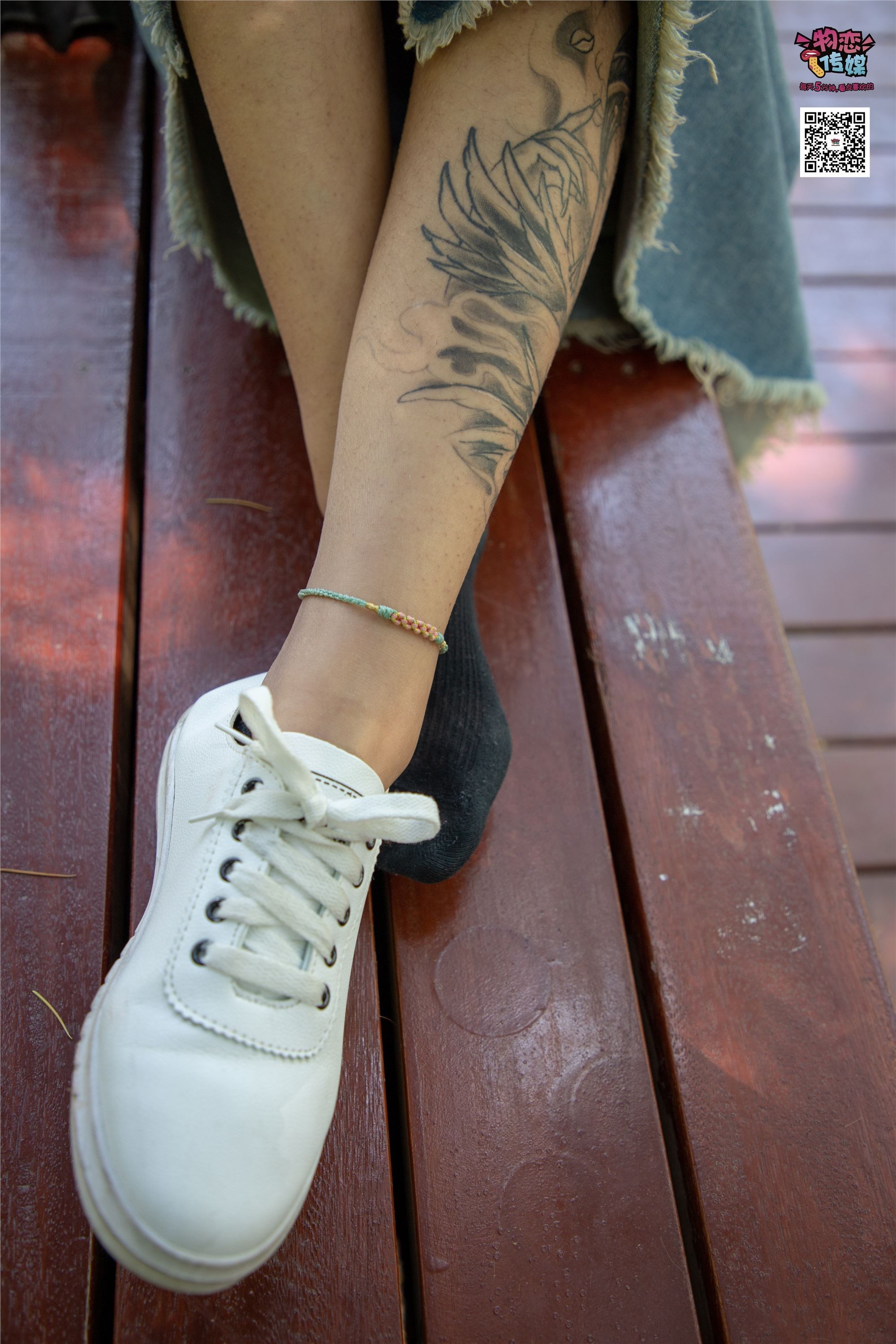 物恋传媒 No.011 纯纯的邻家小妹,小白鞋搭配黑色船袜,清凉一夏