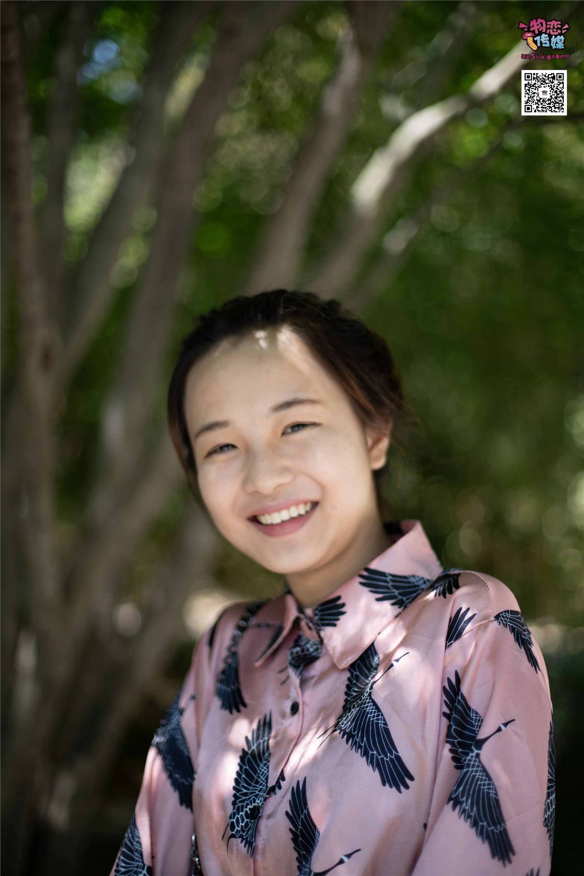 物恋传媒 No.011 纯纯的邻家小妹,小白鞋搭配黑色船袜,清凉一夏