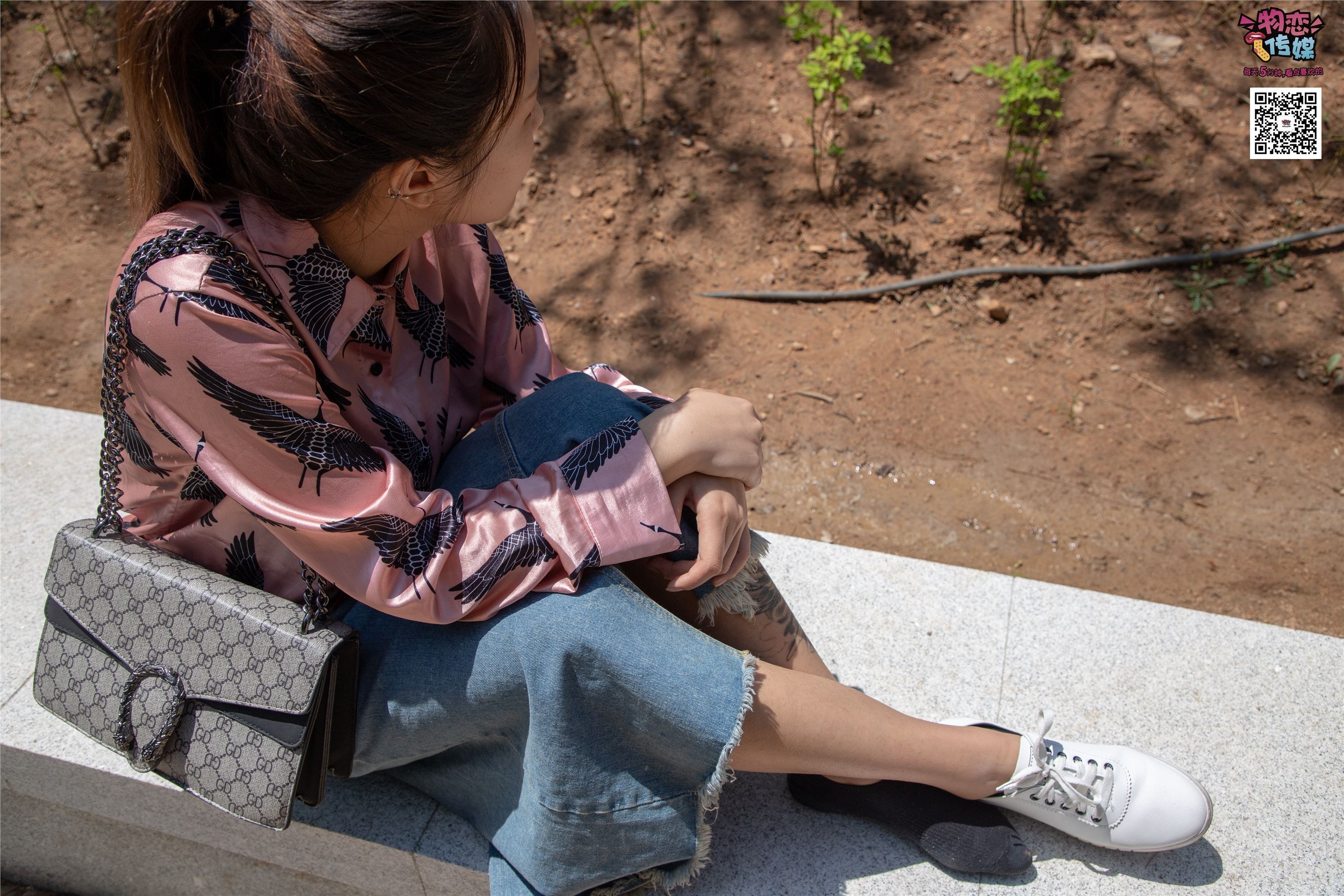 物恋传媒 No.011 纯纯的邻家小妹,小白鞋搭配黑色船袜,清凉一夏