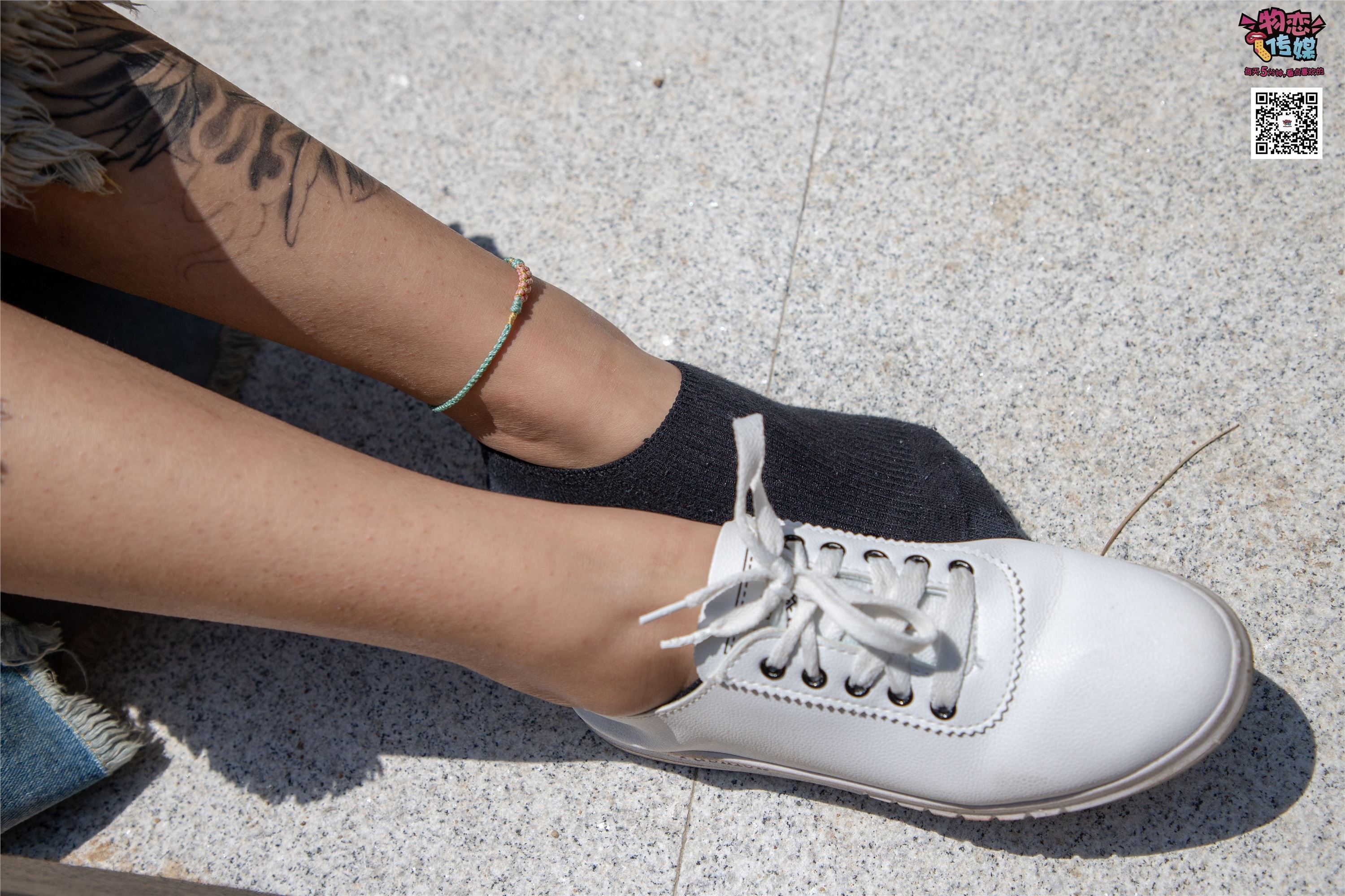 物恋传媒 No.011 纯纯的邻家小妹,小白鞋搭配黑色船袜,清凉一夏