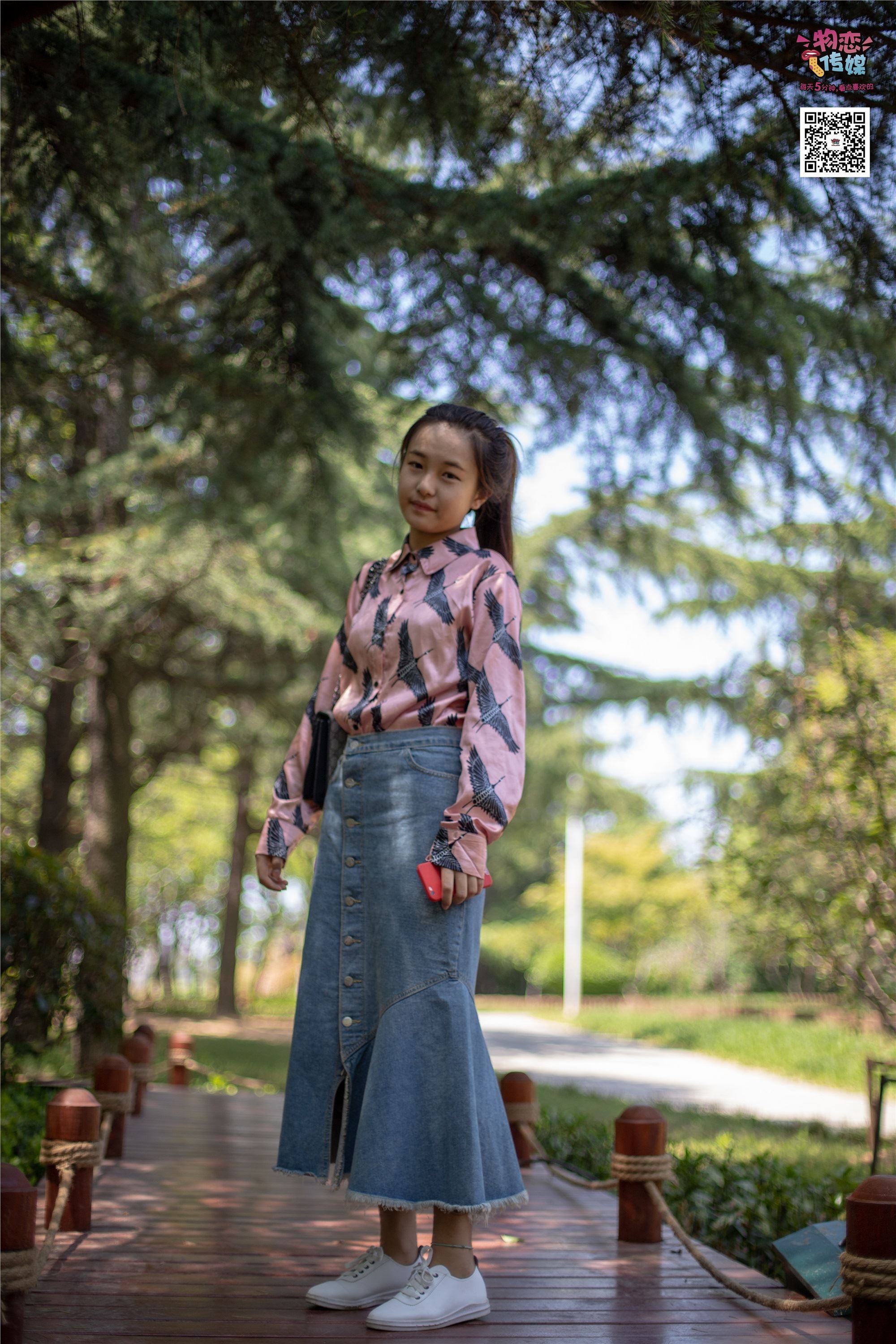 物恋传媒 No.011 纯纯的邻家小妹,小白鞋搭配黑色船袜,清凉一夏