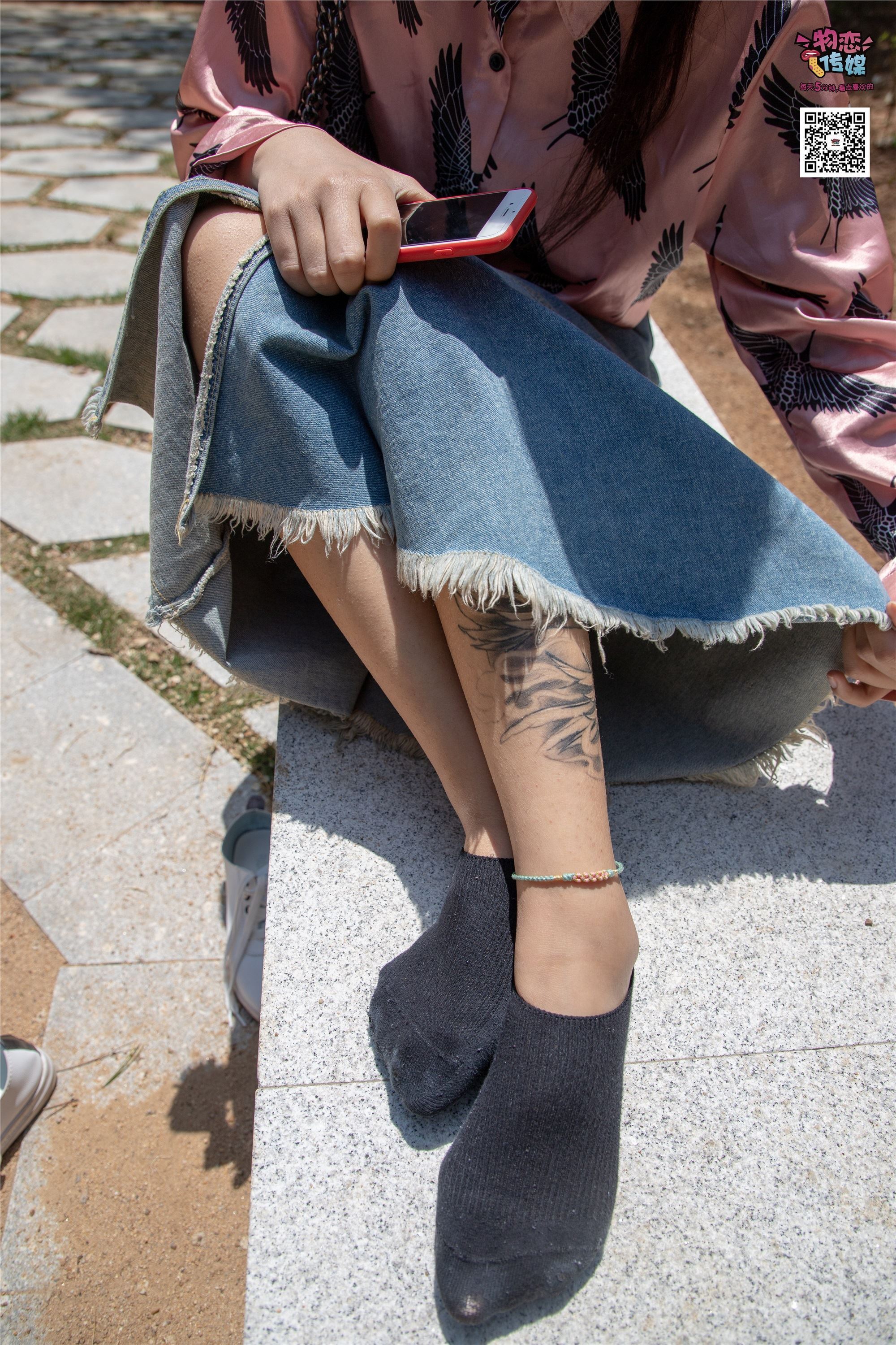 物恋传媒 No.011 纯纯的邻家小妹,小白鞋搭配黑色船袜,清凉一夏