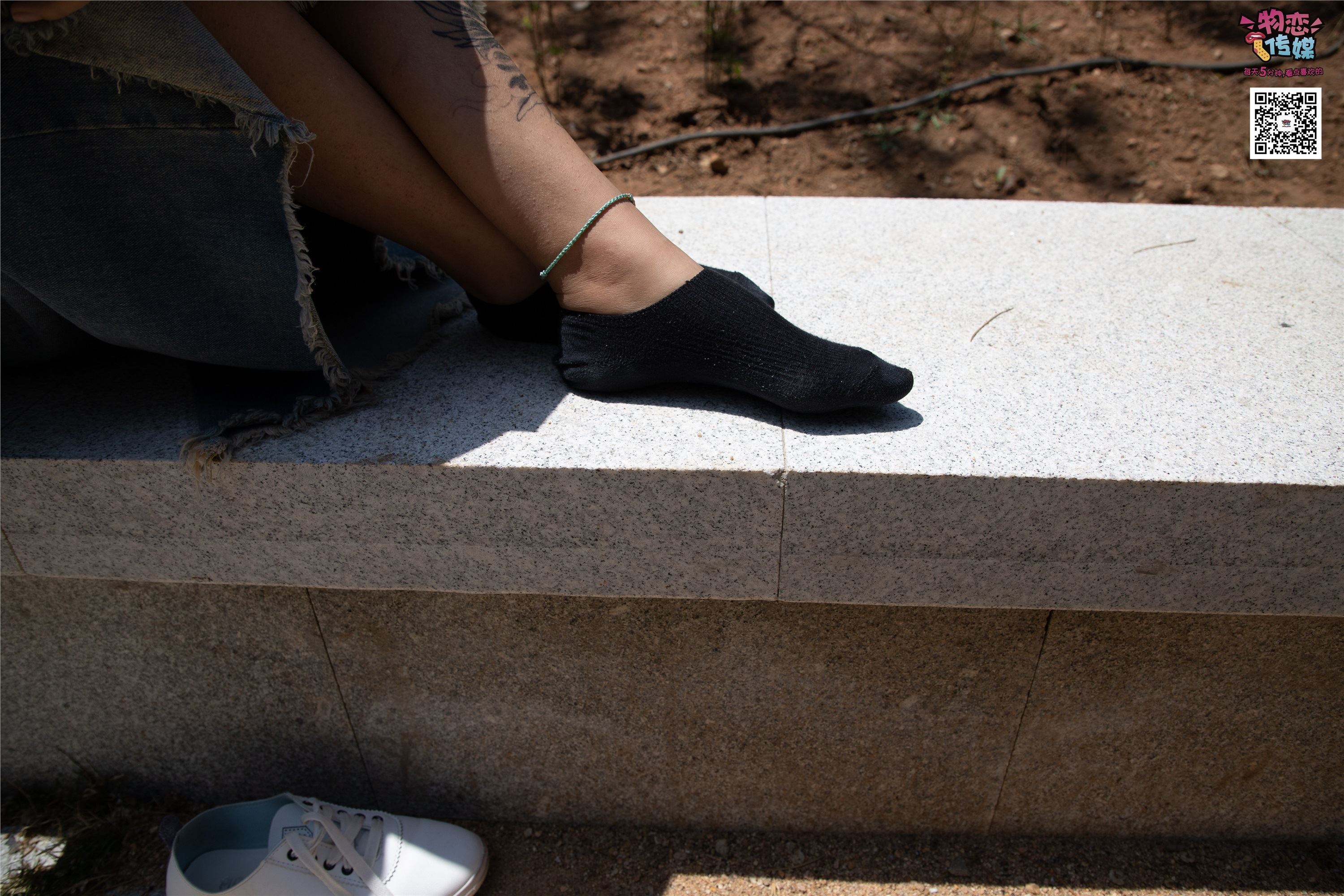 物恋传媒 No.011 纯纯的邻家小妹,小白鞋搭配黑色船袜,清凉一夏