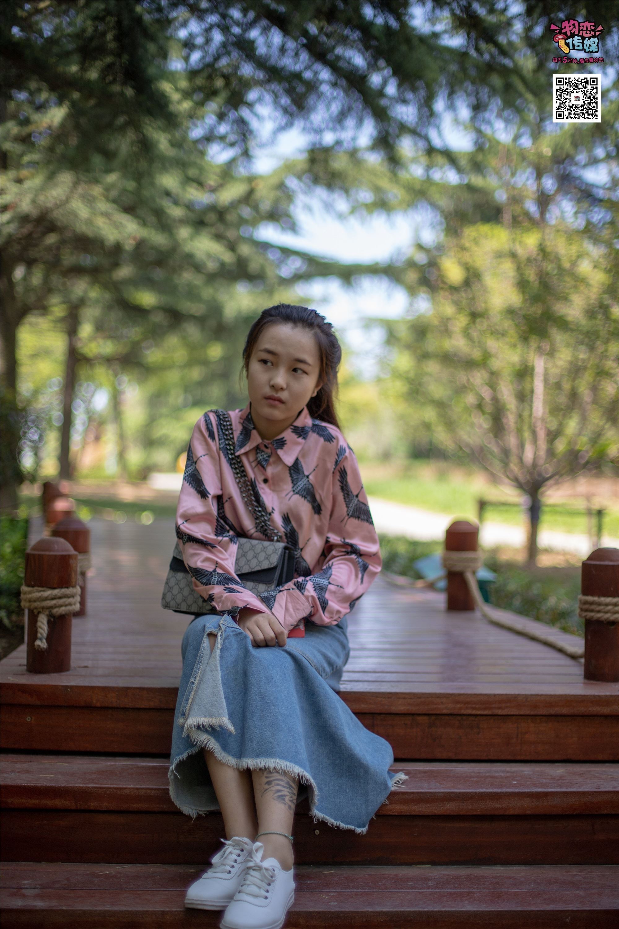 物恋传媒 No.011 纯纯的邻家小妹,小白鞋搭配黑色船袜,清凉一夏