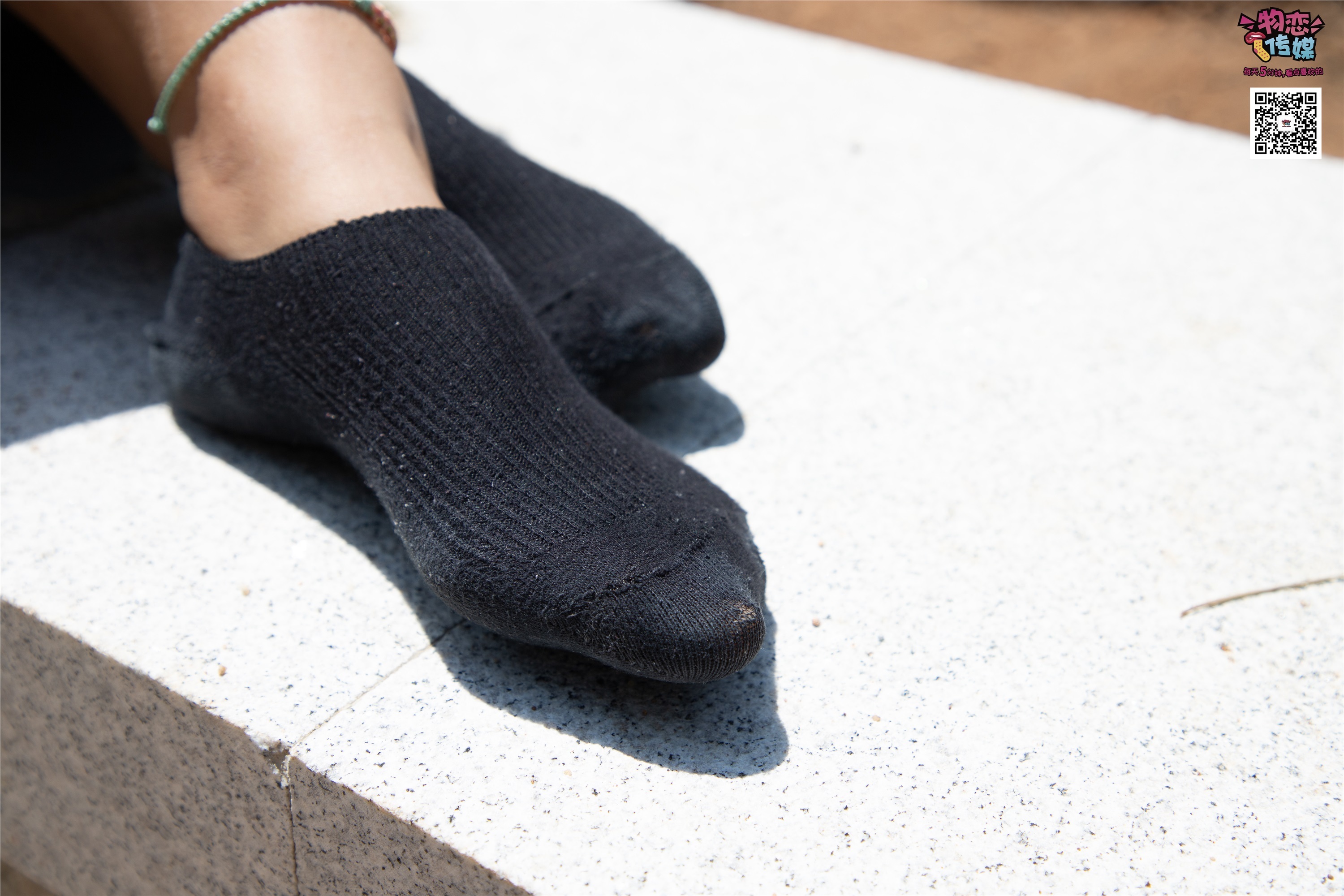 物恋传媒 No.011 纯纯的邻家小妹,小白鞋搭配黑色船袜,清凉一夏
