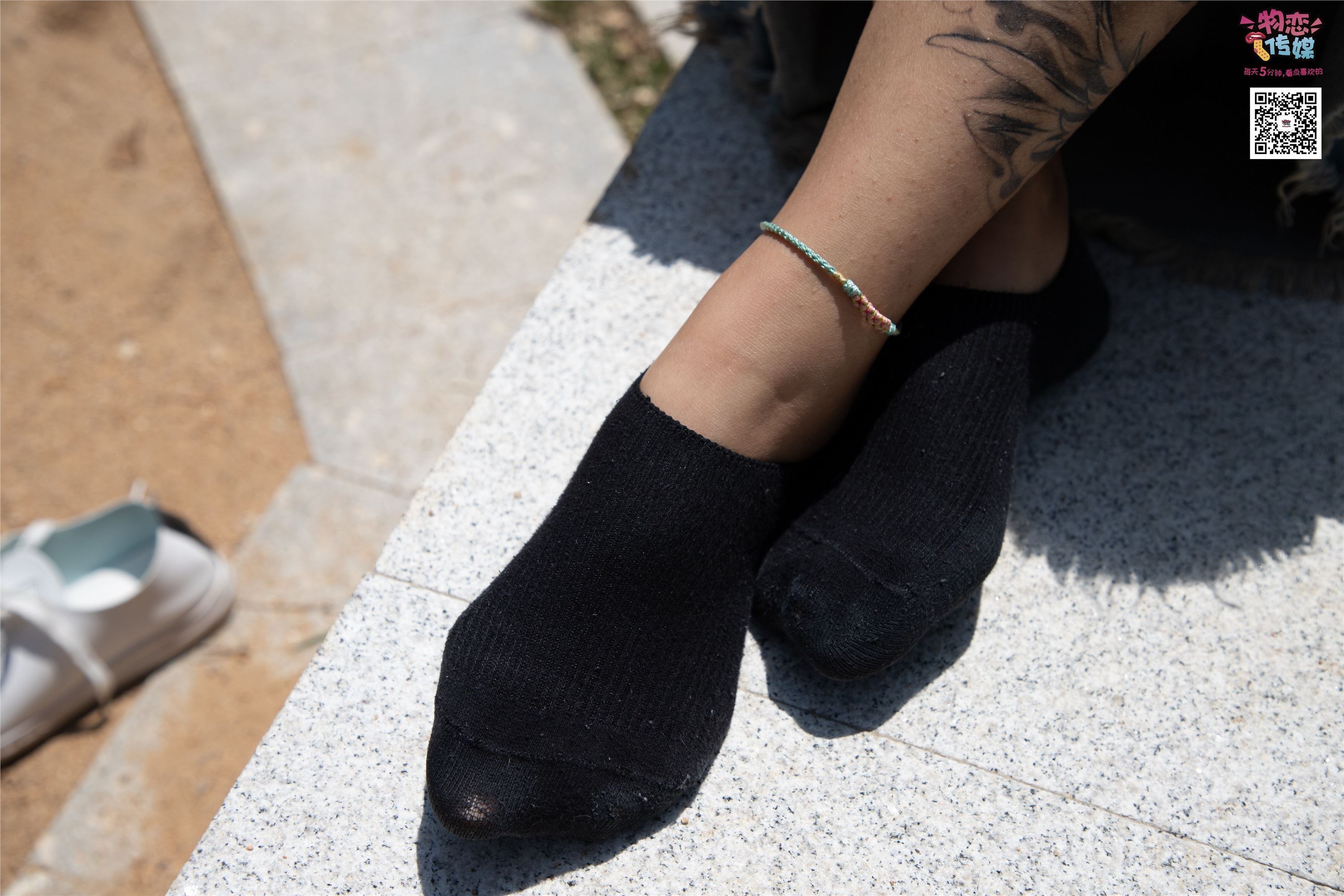 物恋传媒 No.011 纯纯的邻家小妹,小白鞋搭配黑色船袜,清凉一夏