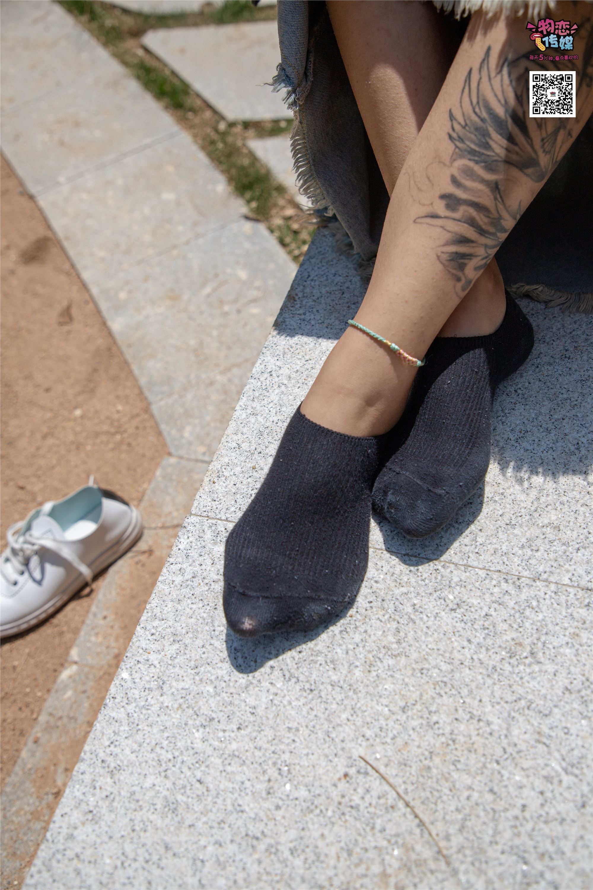 物恋传媒 No.011 纯纯的邻家小妹,小白鞋搭配黑色船袜,清凉一夏