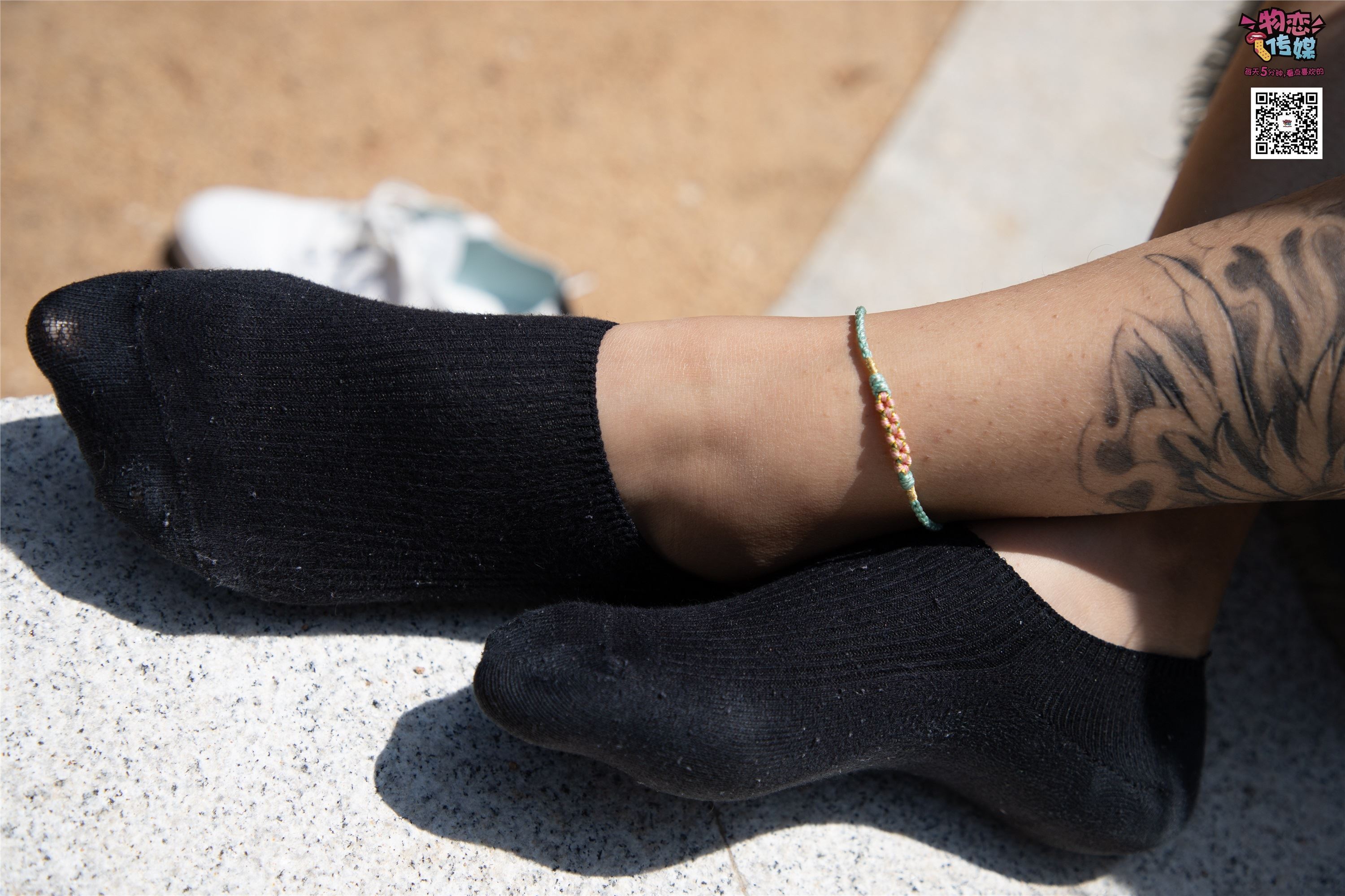 物恋传媒 No.011 纯纯的邻家小妹,小白鞋搭配黑色船袜,清凉一夏