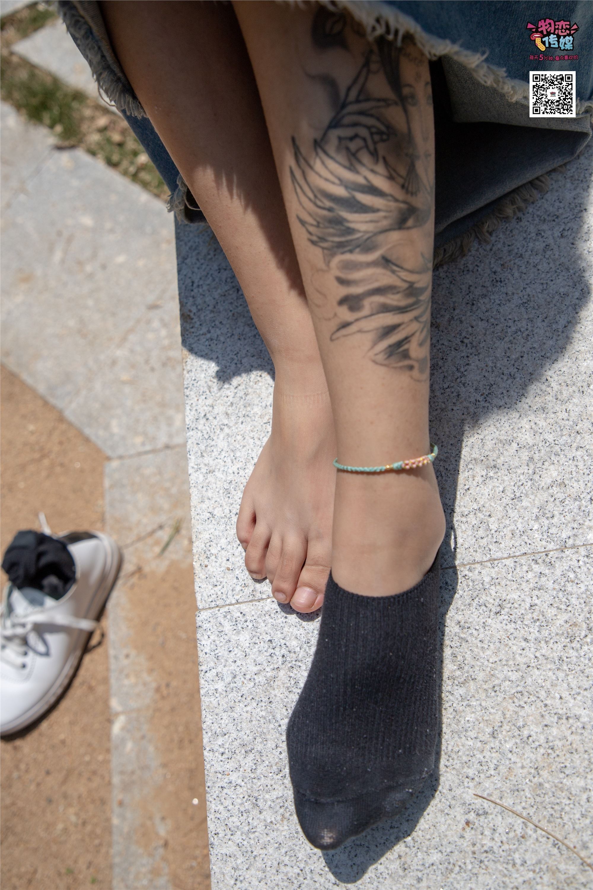 物恋传媒 No.011 纯纯的邻家小妹,小白鞋搭配黑色船袜,清凉一夏