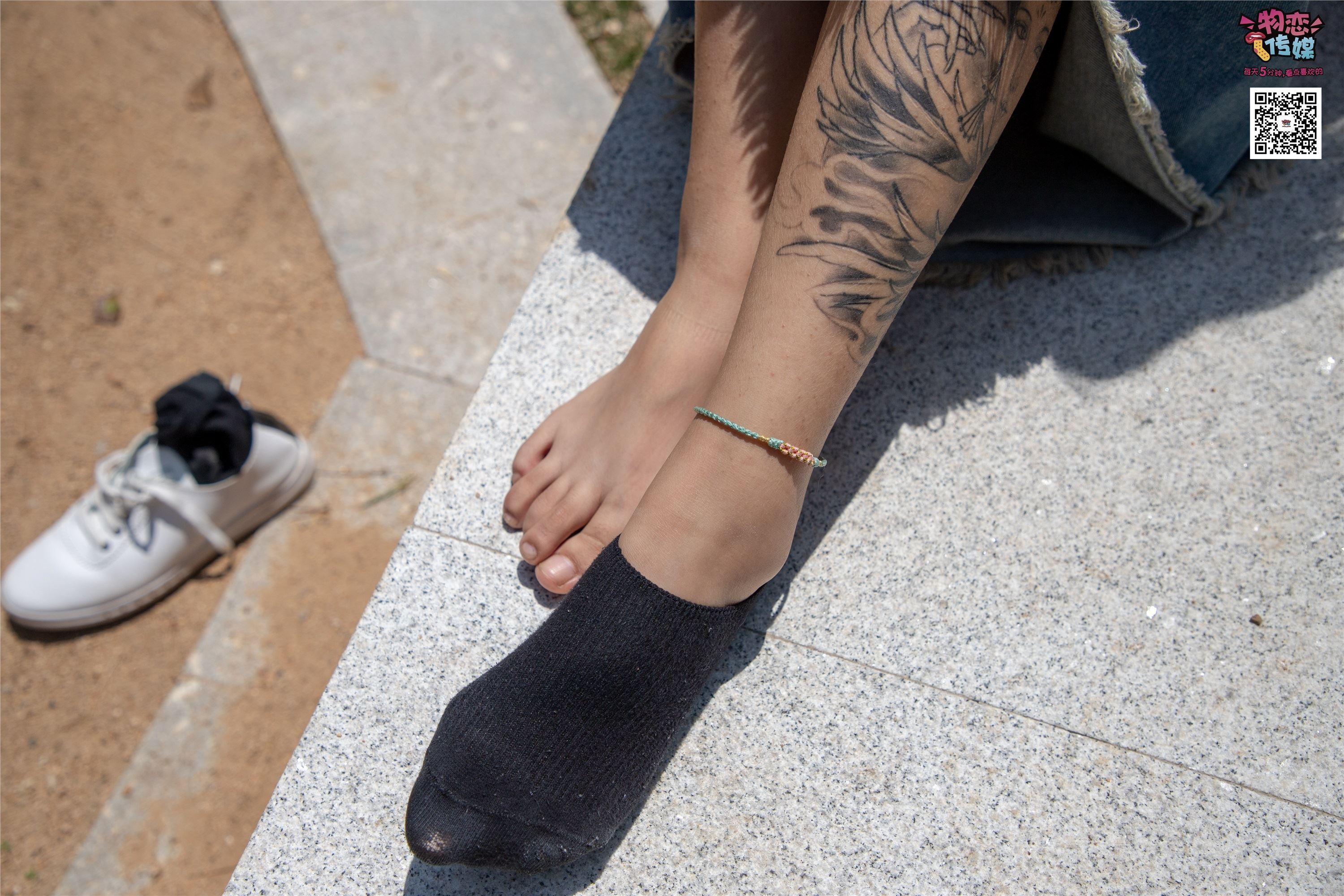 物恋传媒 No.011 纯纯的邻家小妹,小白鞋搭配黑色船袜,清凉一夏