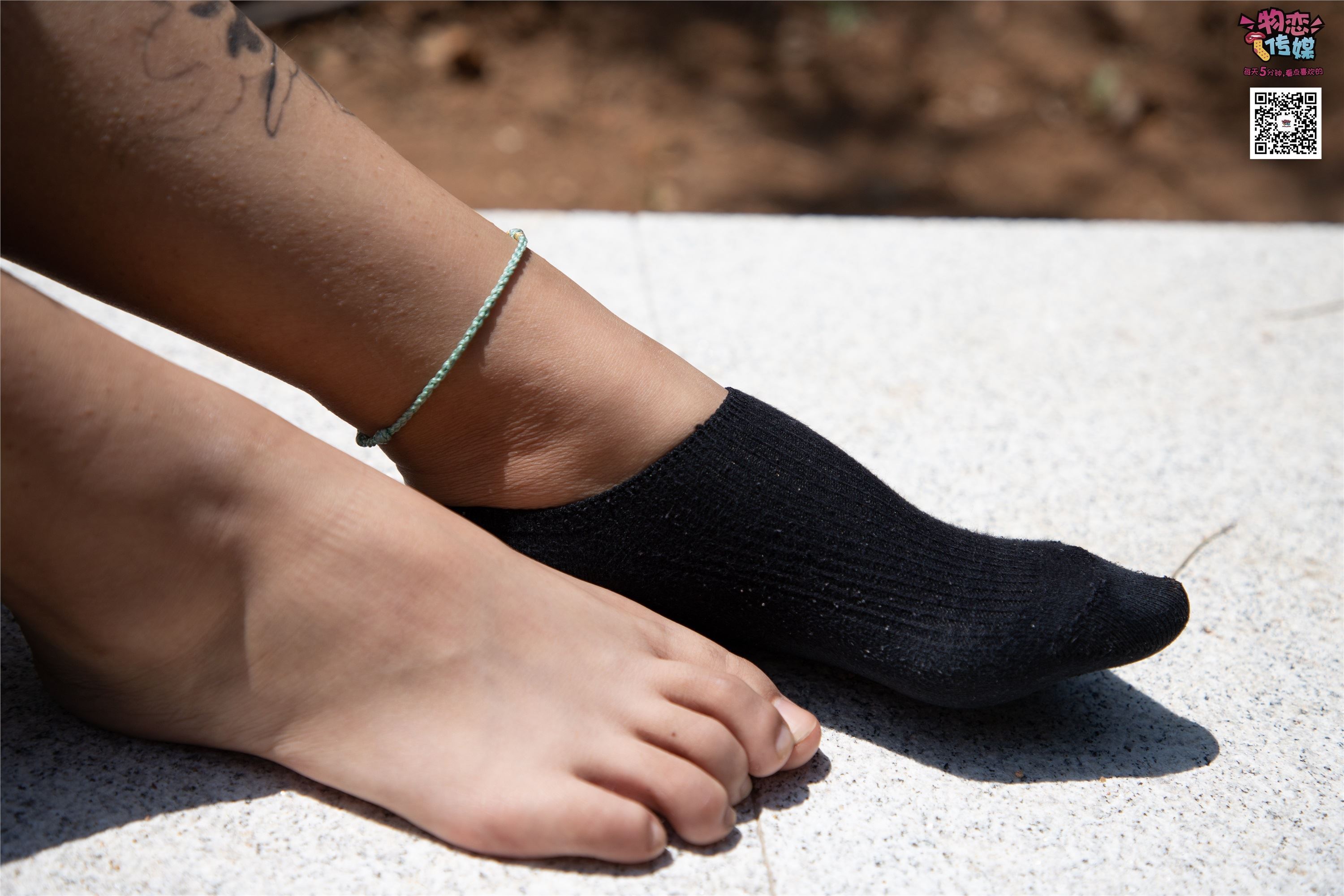 物恋传媒 No.011 纯纯的邻家小妹,小白鞋搭配黑色船袜,清凉一夏