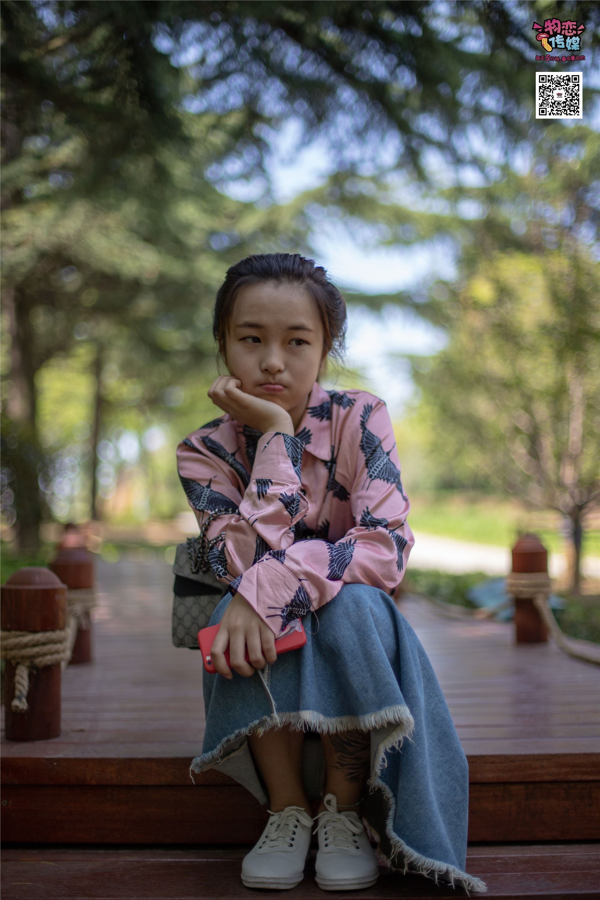 物恋传媒 No.011 纯纯的邻家小妹,小白鞋搭配黑色船袜,清凉一夏