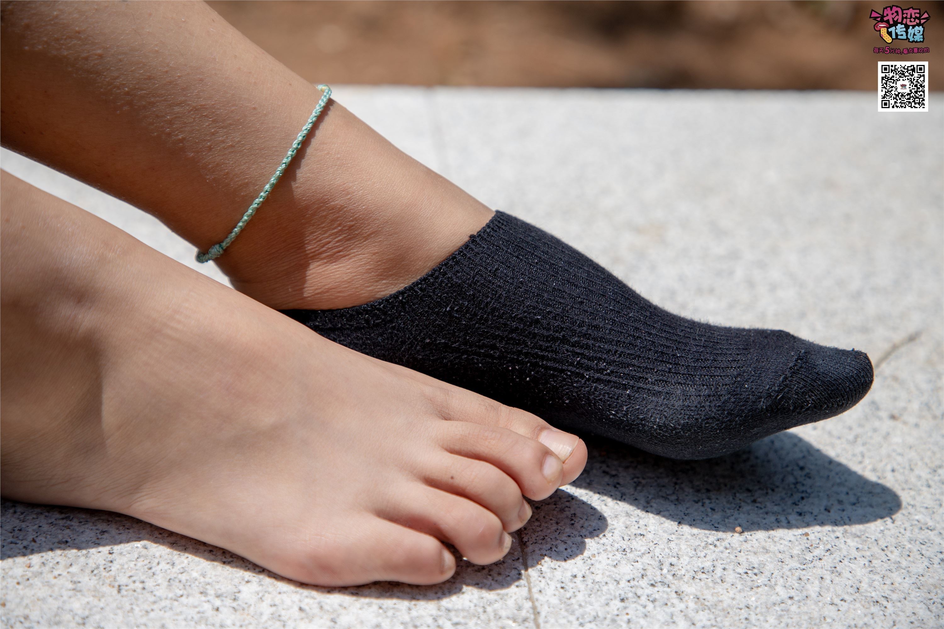 物恋传媒 No.011 纯纯的邻家小妹,小白鞋搭配黑色船袜,清凉一夏