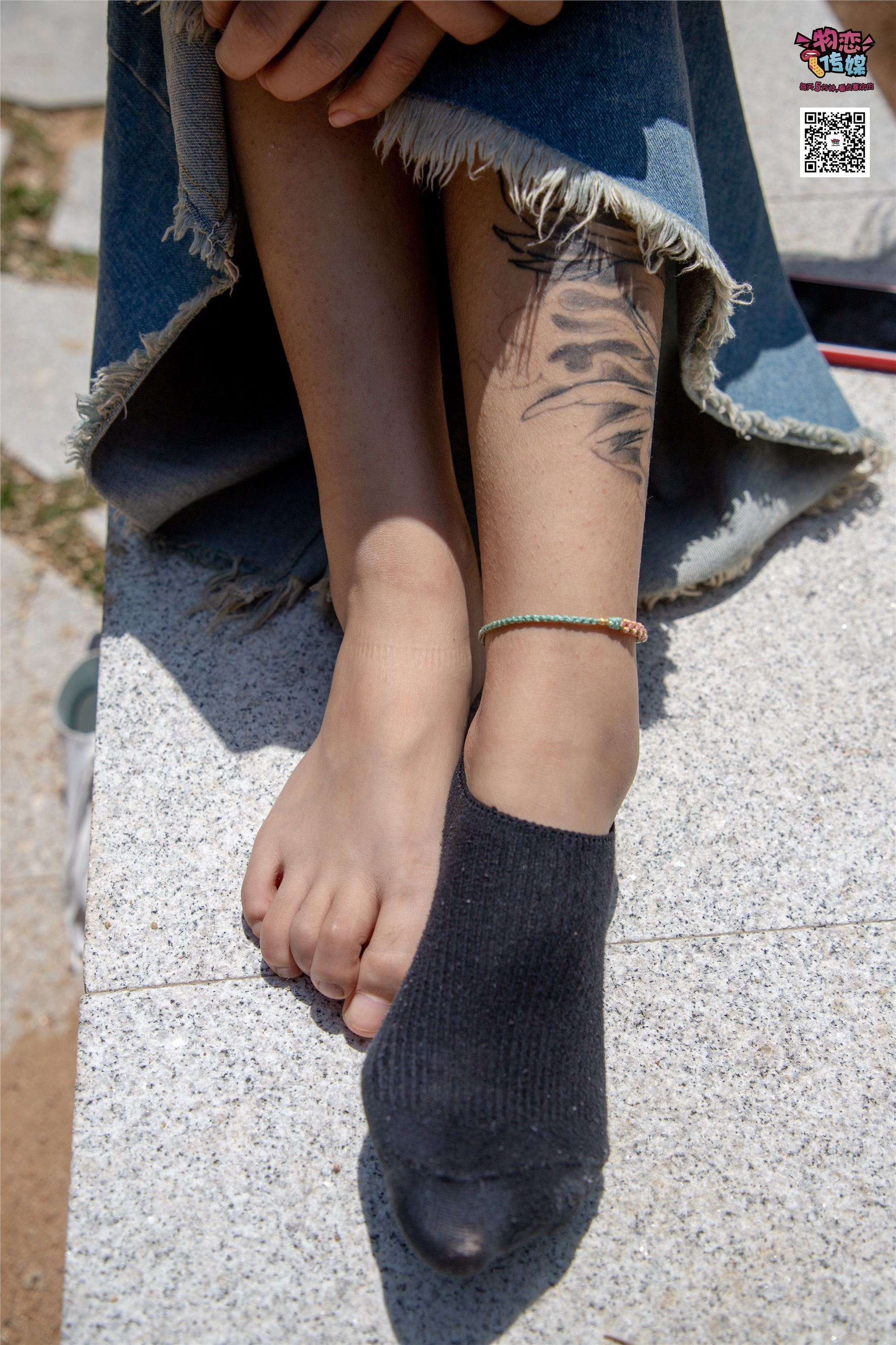 物恋传媒 No.011 纯纯的邻家小妹,小白鞋搭配黑色船袜,清凉一夏