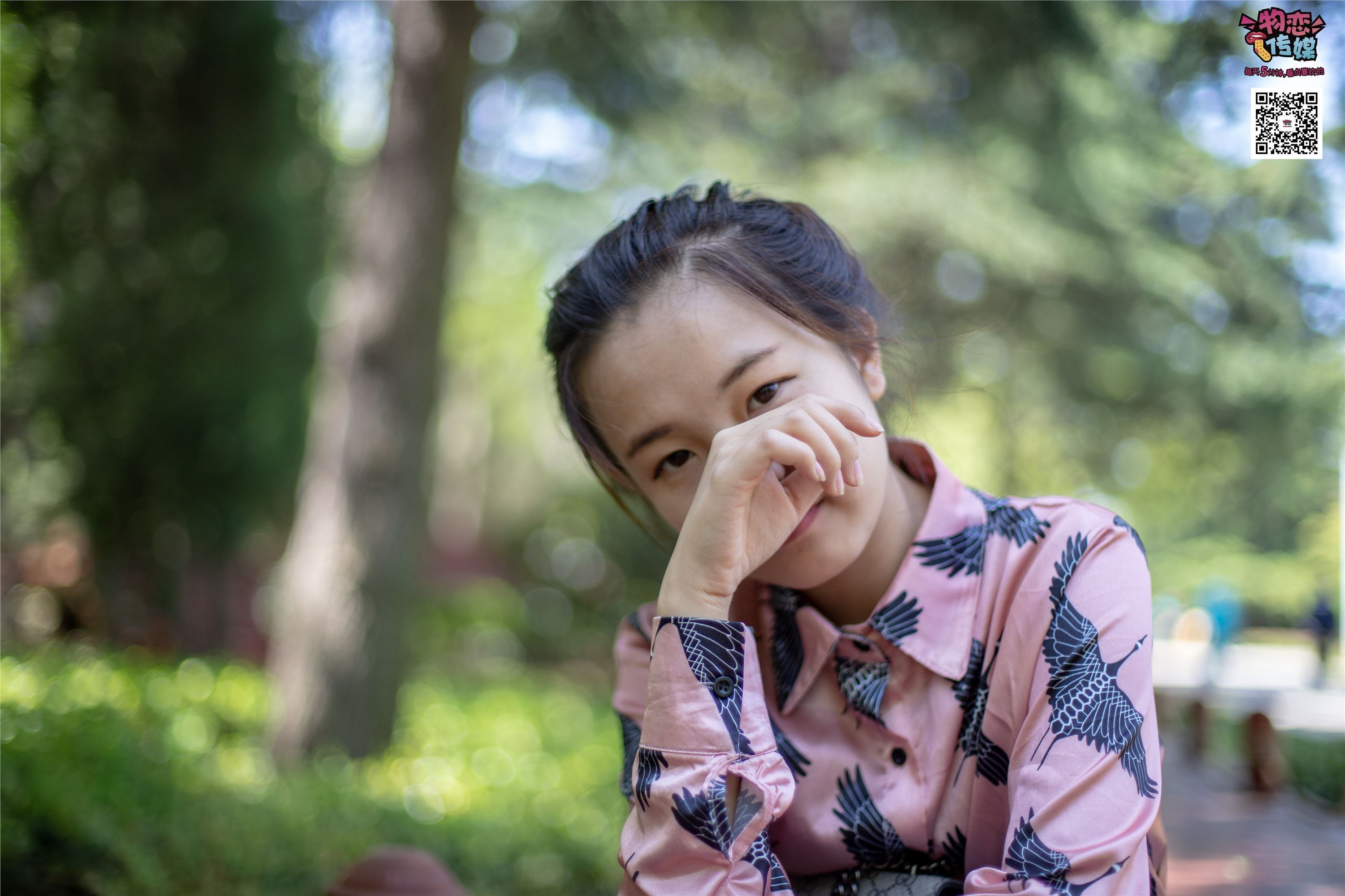 物恋传媒 No.011 纯纯的邻家小妹,小白鞋搭配黑色船袜,清凉一夏