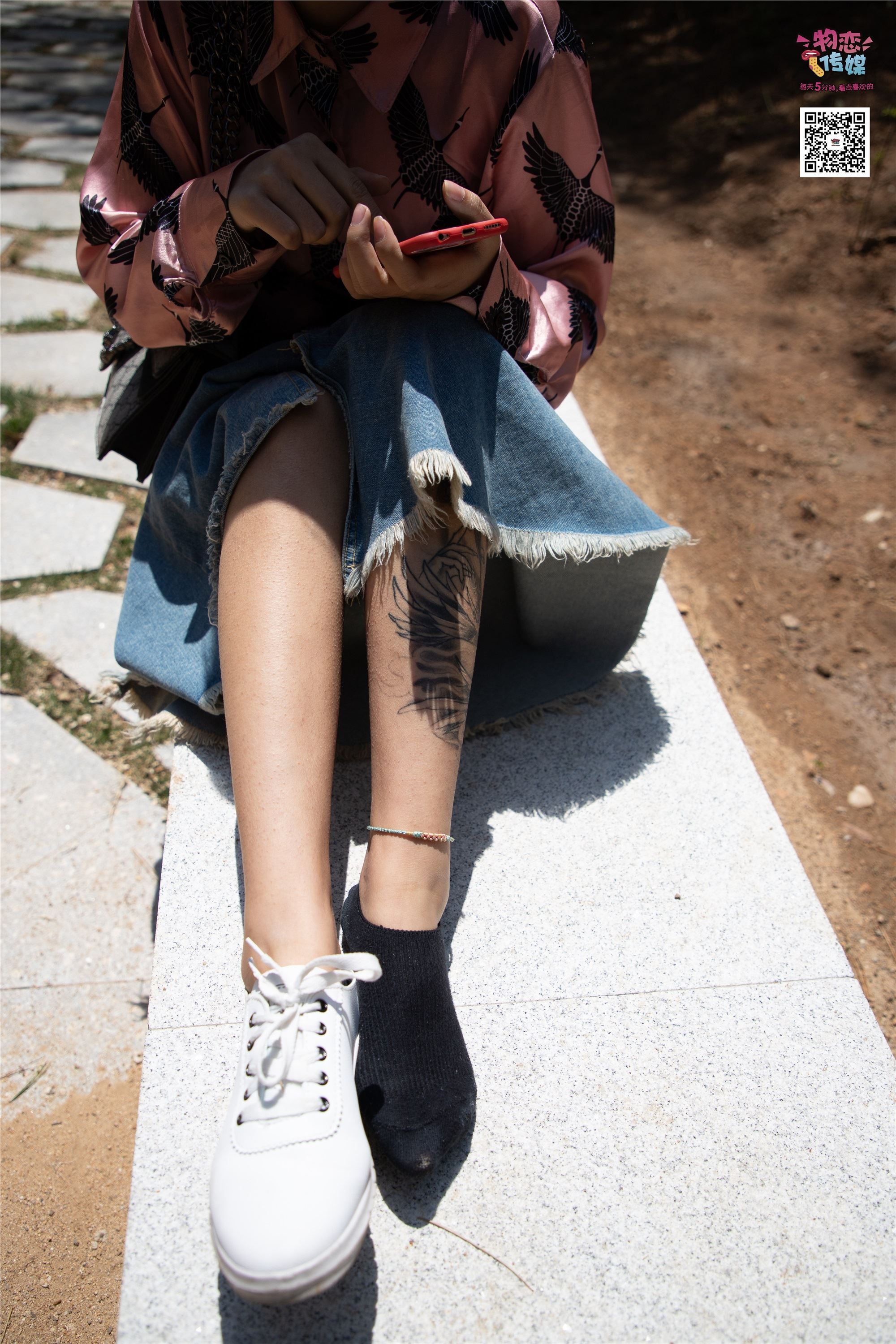 物恋传媒 No.011 纯纯的邻家小妹,小白鞋搭配黑色船袜,清凉一夏