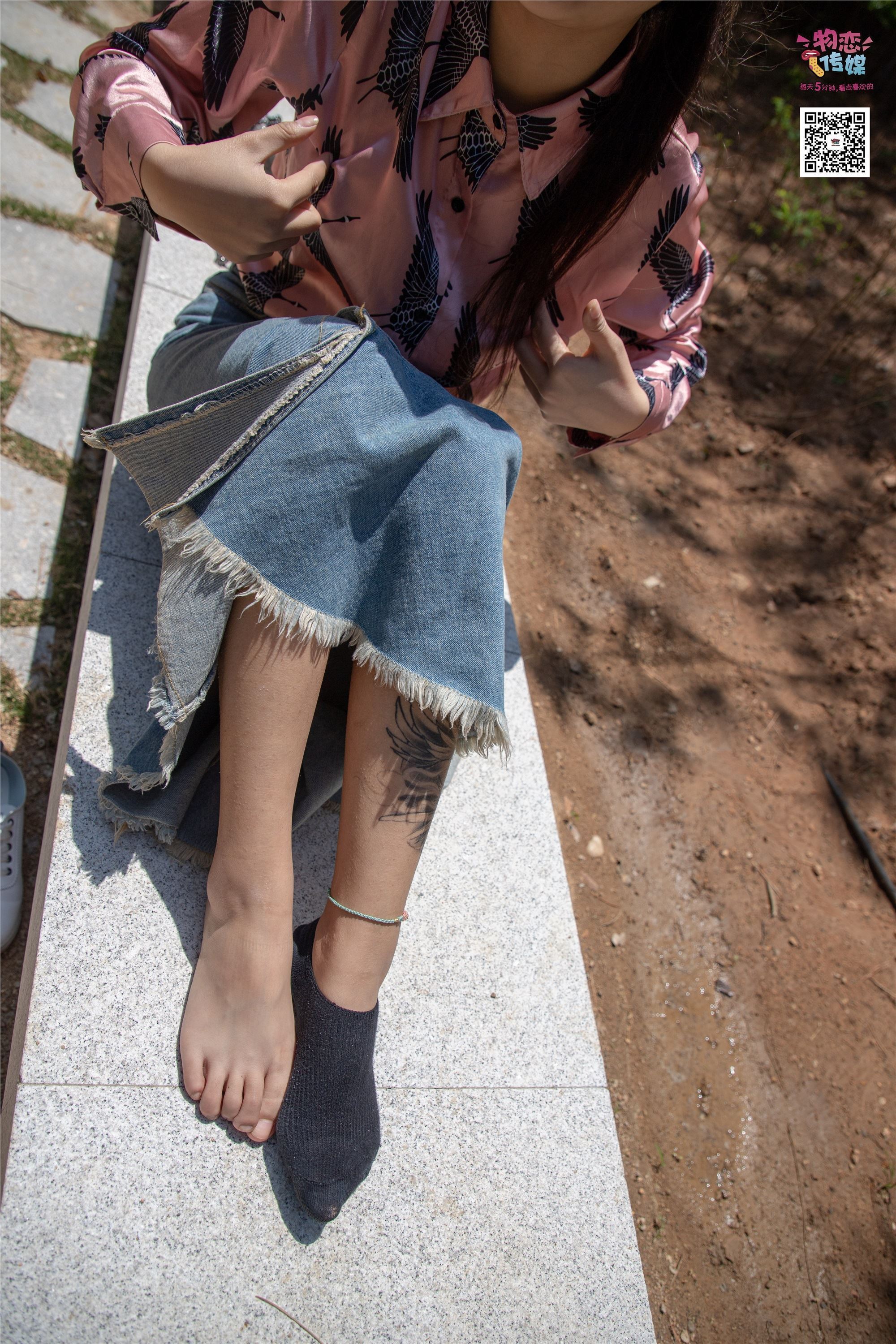 物恋传媒 No.011 纯纯的邻家小妹,小白鞋搭配黑色船袜,清凉一夏