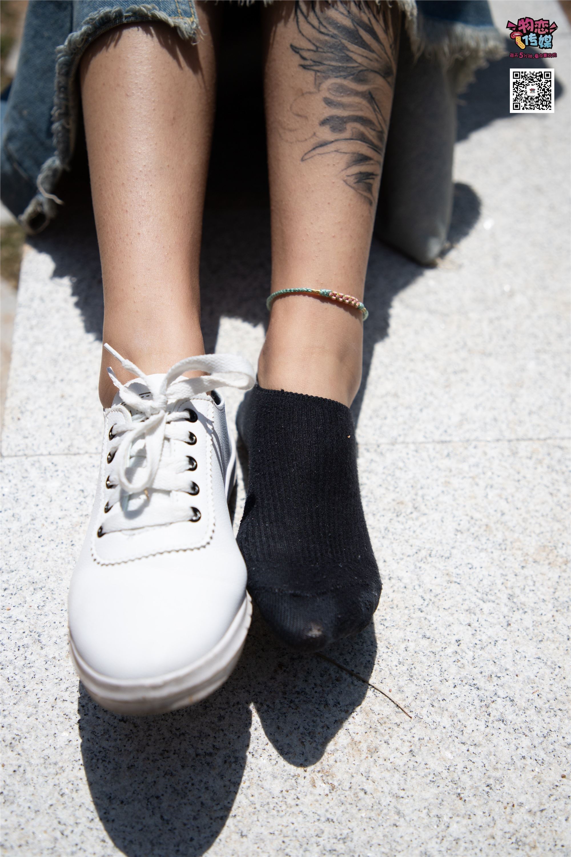 物恋传媒 No.011 纯纯的邻家小妹,小白鞋搭配黑色船袜,清凉一夏