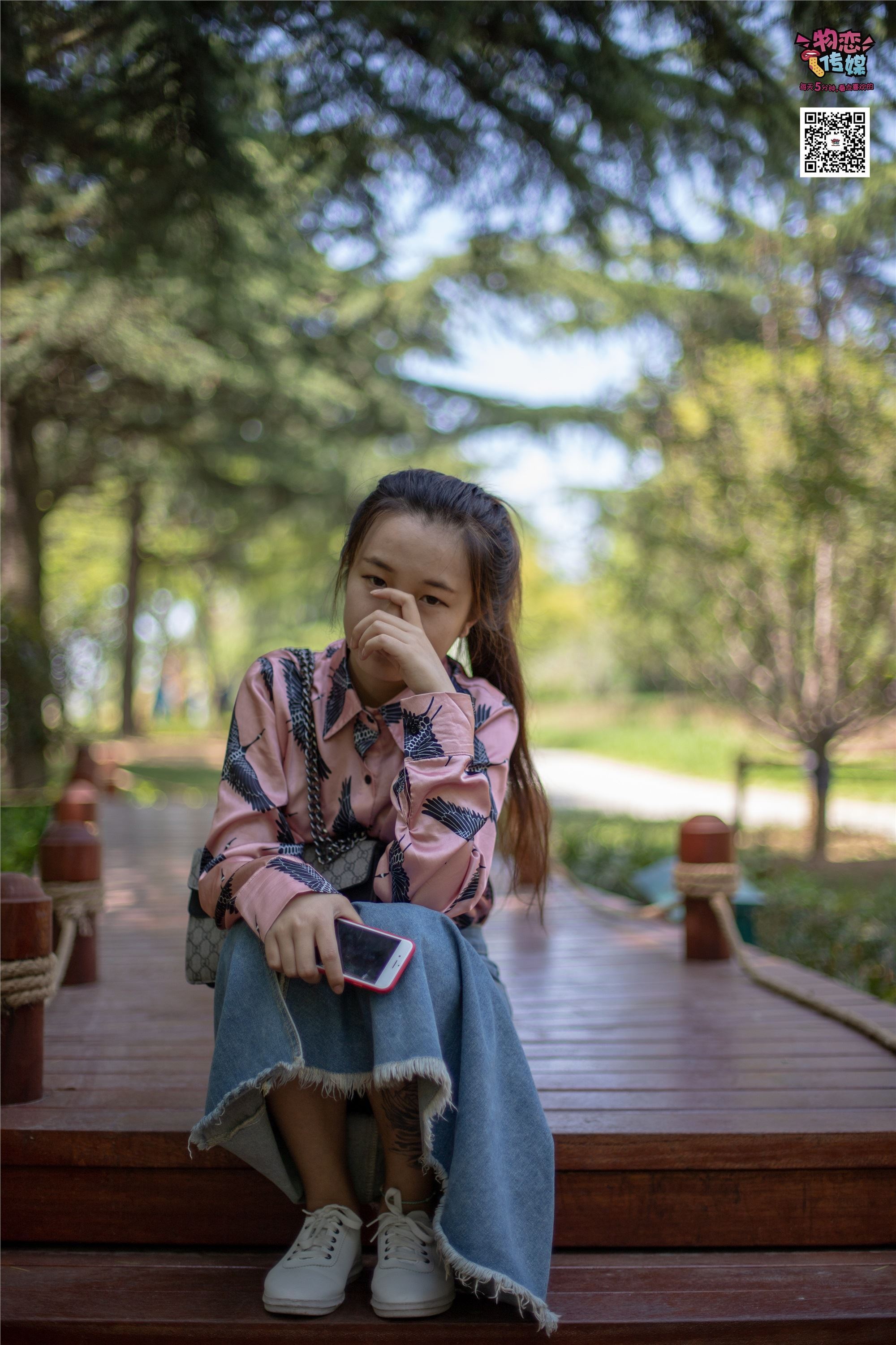 物恋传媒 No.011 纯纯的邻家小妹,小白鞋搭配黑色船袜,清凉一夏