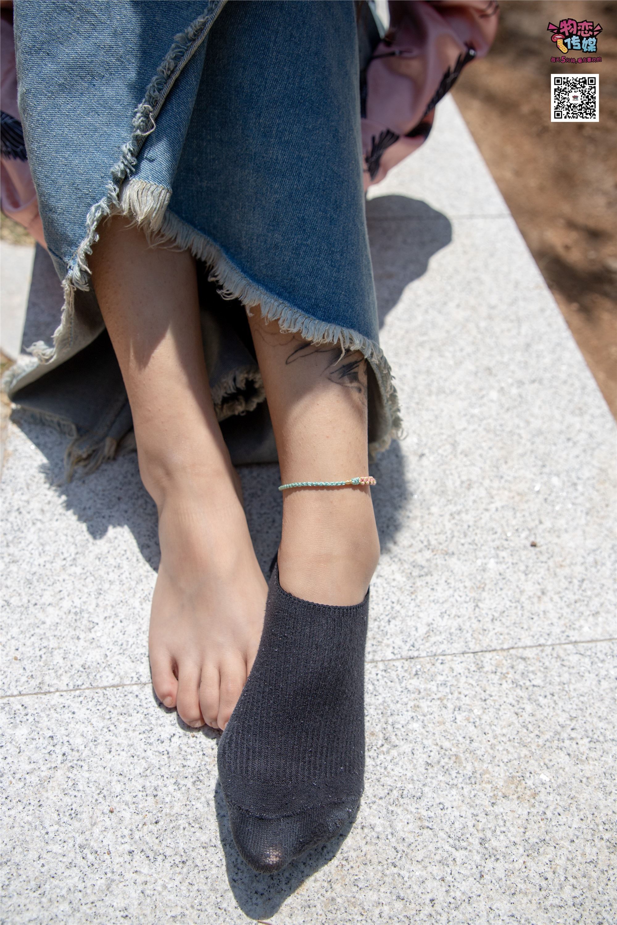 物恋传媒 No.011 纯纯的邻家小妹,小白鞋搭配黑色船袜,清凉一夏