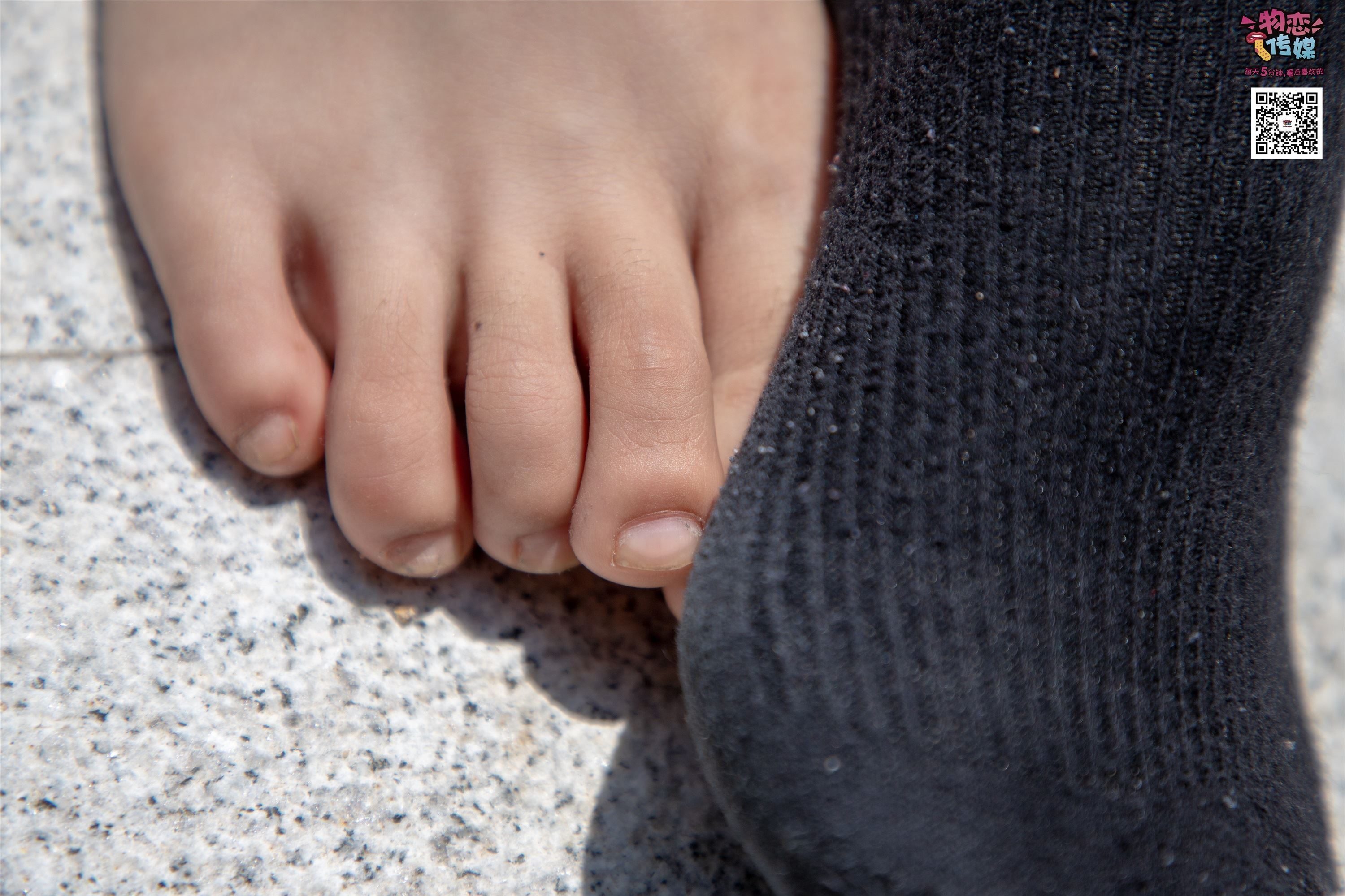 物恋传媒 No.011 纯纯的邻家小妹,小白鞋搭配黑色船袜,清凉一夏