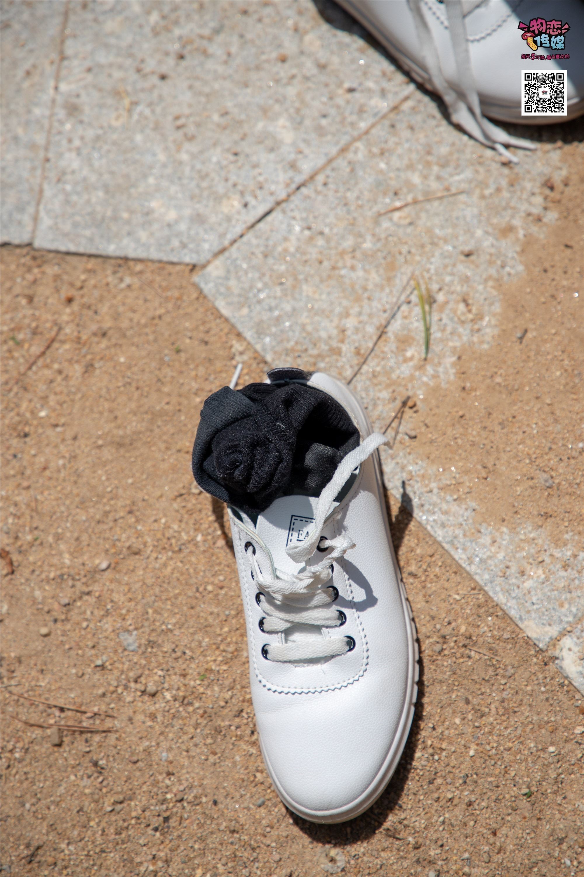 物恋传媒 No.011 纯纯的邻家小妹,小白鞋搭配黑色船袜,清凉一夏