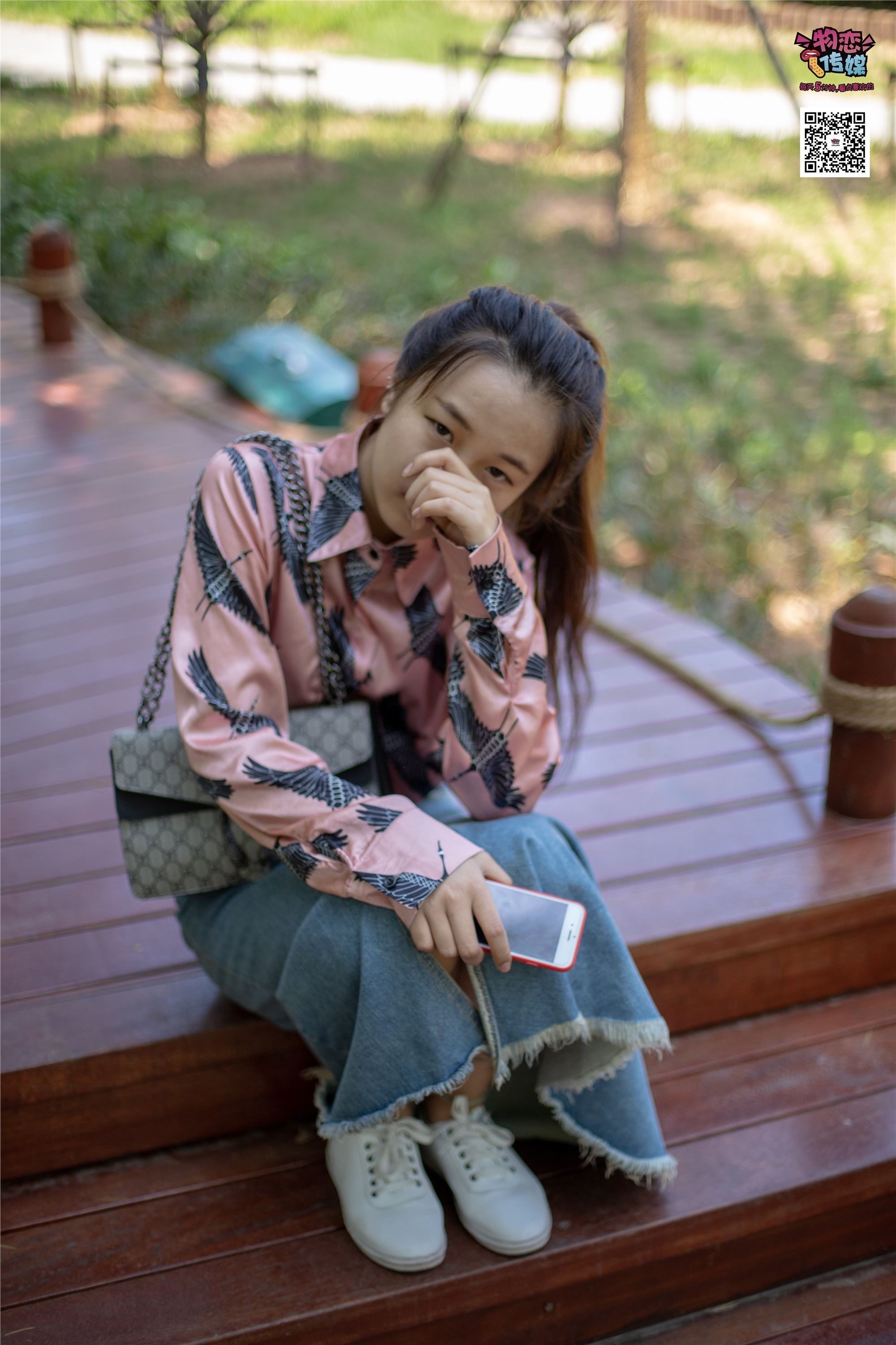 物恋传媒 No.011 纯纯的邻家小妹,小白鞋搭配黑色船袜,清凉一夏