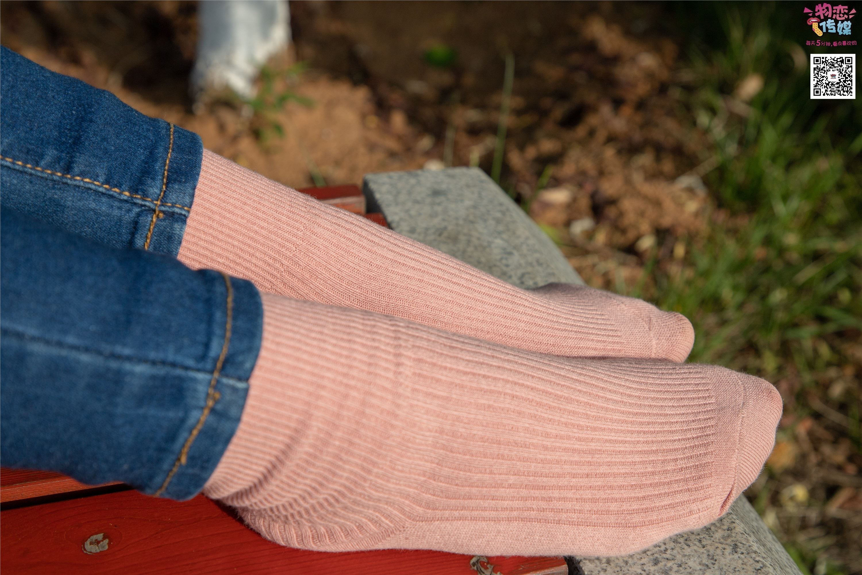 物恋传媒 No.012 娇小型小萝莉哦,猜猜我多大呢,小白板鞋搭配粉色棉袜