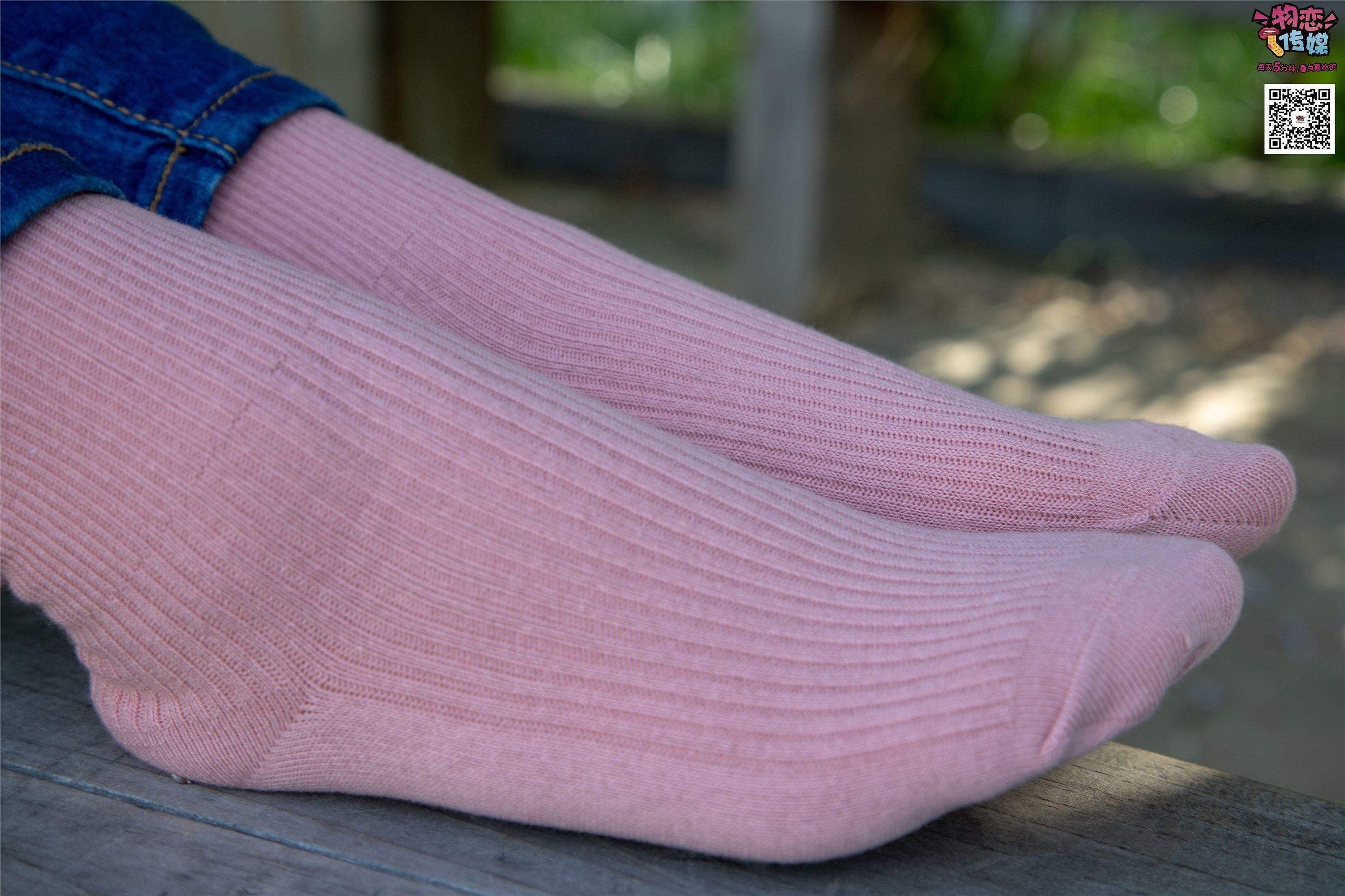 物恋传媒 No.012 娇小型小萝莉哦,猜猜我多大呢,小白板鞋搭配粉色棉袜