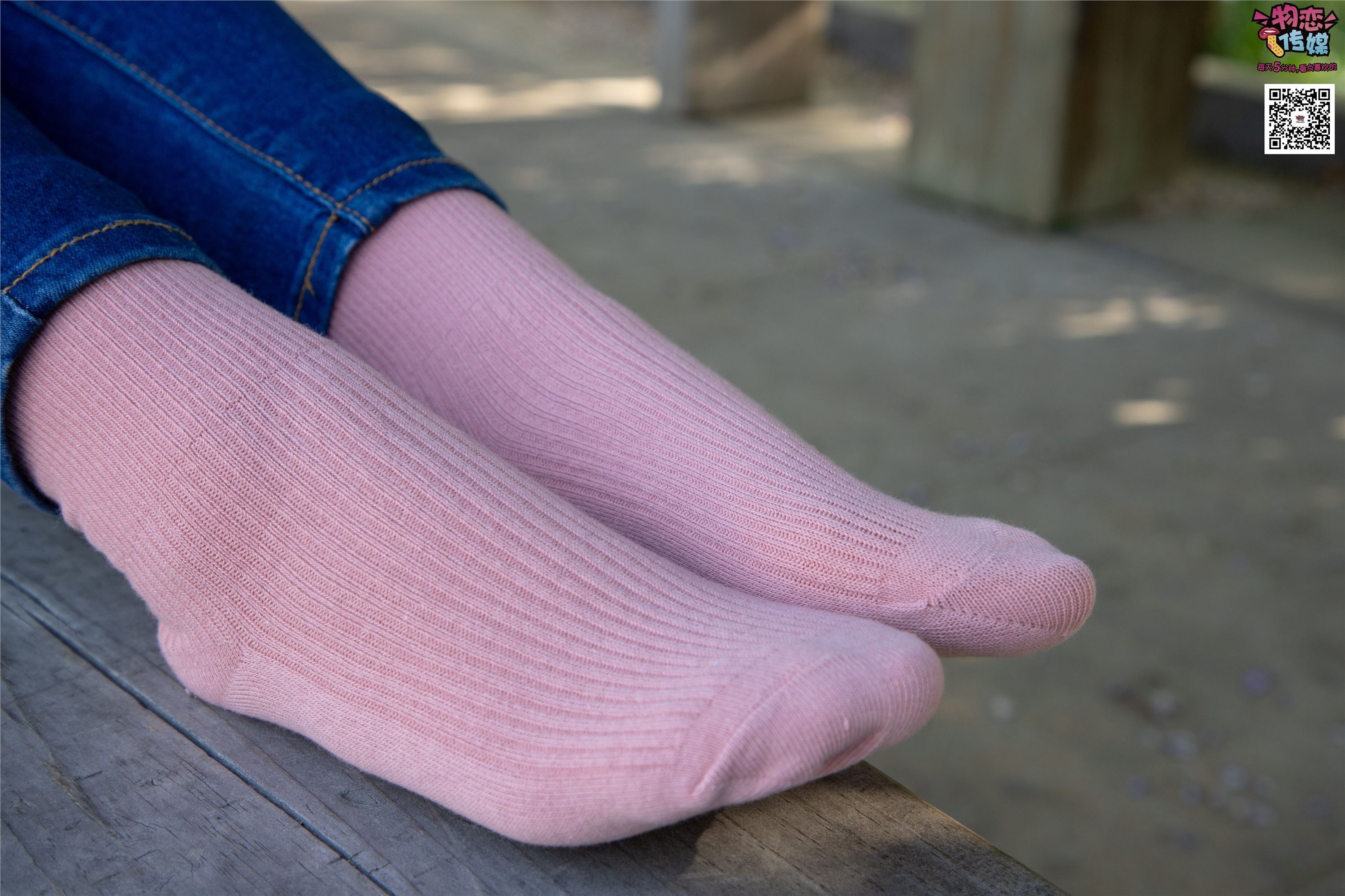 物恋传媒 No.012 娇小型小萝莉哦,猜猜我多大呢,小白板鞋搭配粉色棉袜