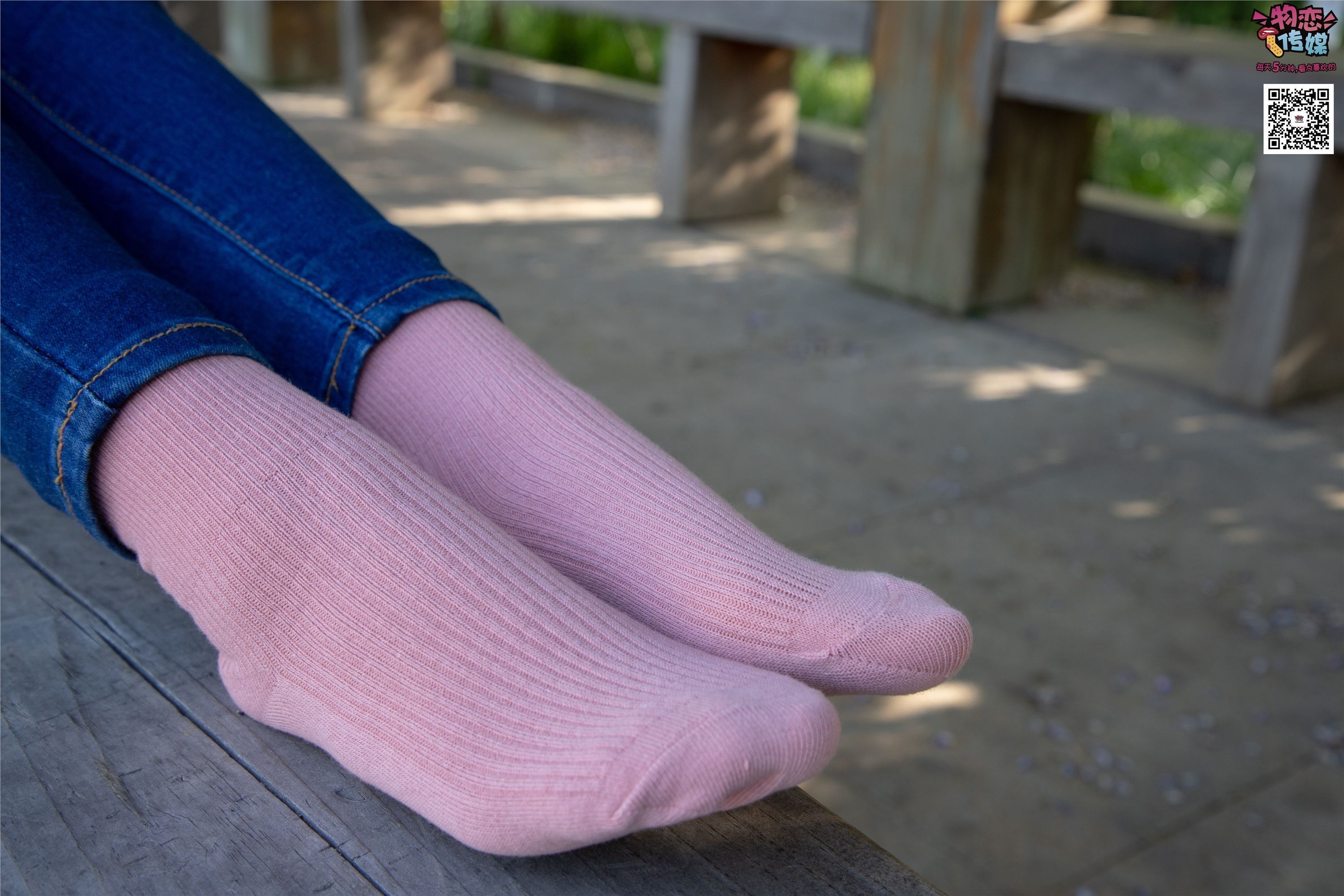 物恋传媒 No.012 娇小型小萝莉哦,猜猜我多大呢,小白板鞋搭配粉色棉袜