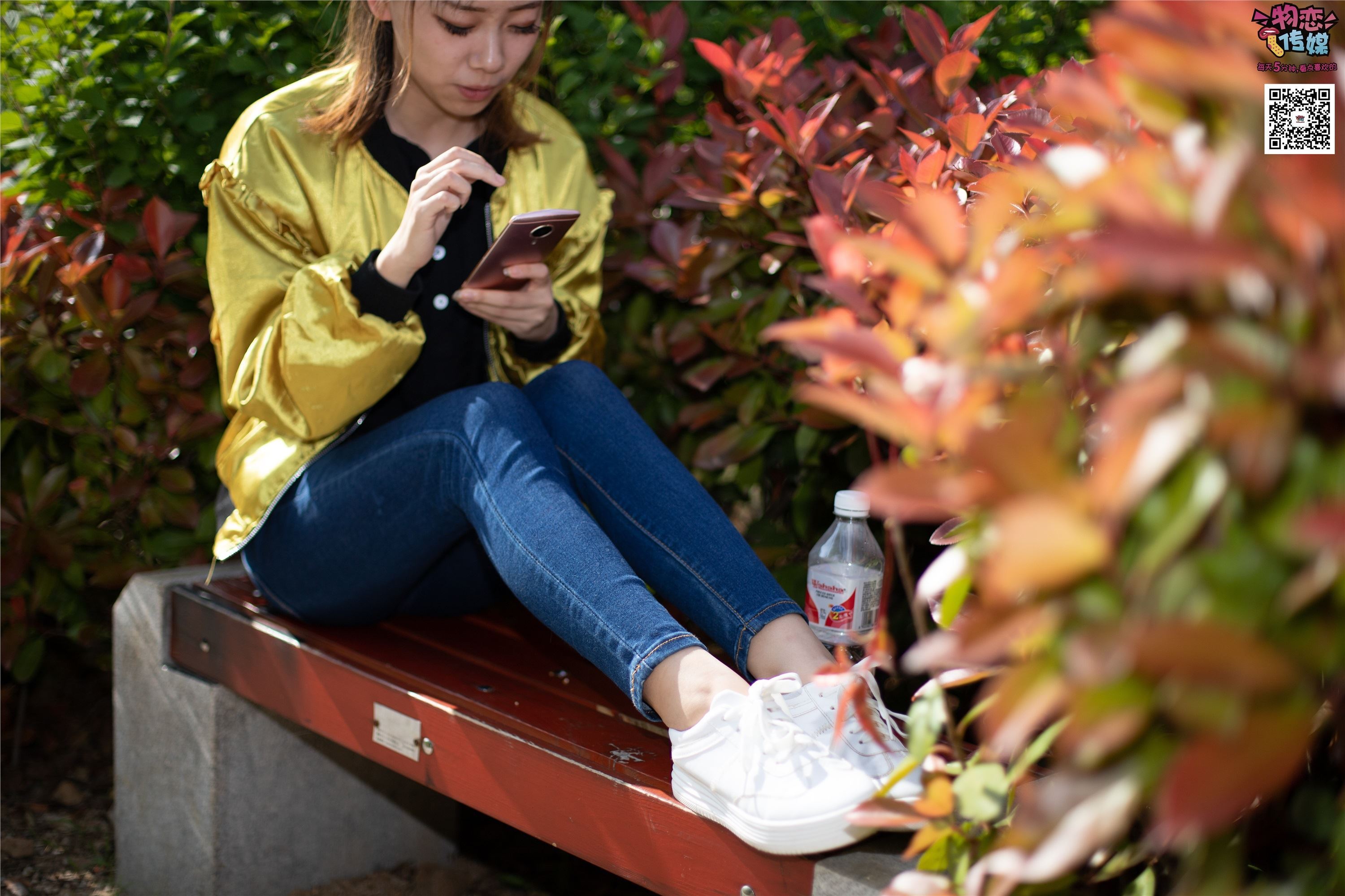 物恋传媒 No.012 娇小型小萝莉哦,猜猜我多大呢,小白板鞋搭配粉色棉袜