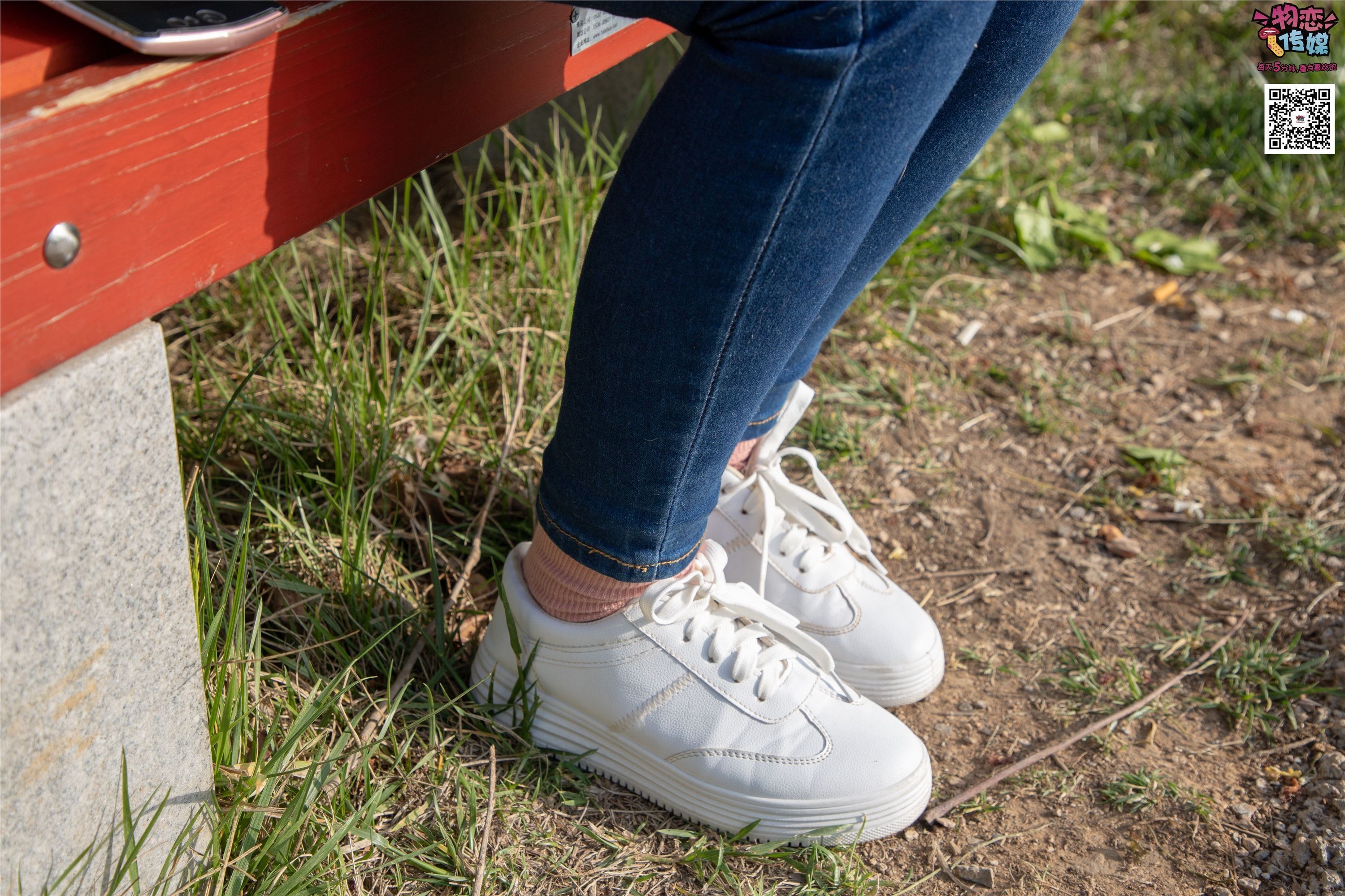 物恋传媒 No.012 娇小型小萝莉哦,猜猜我多大呢,小白板鞋搭配粉色棉袜