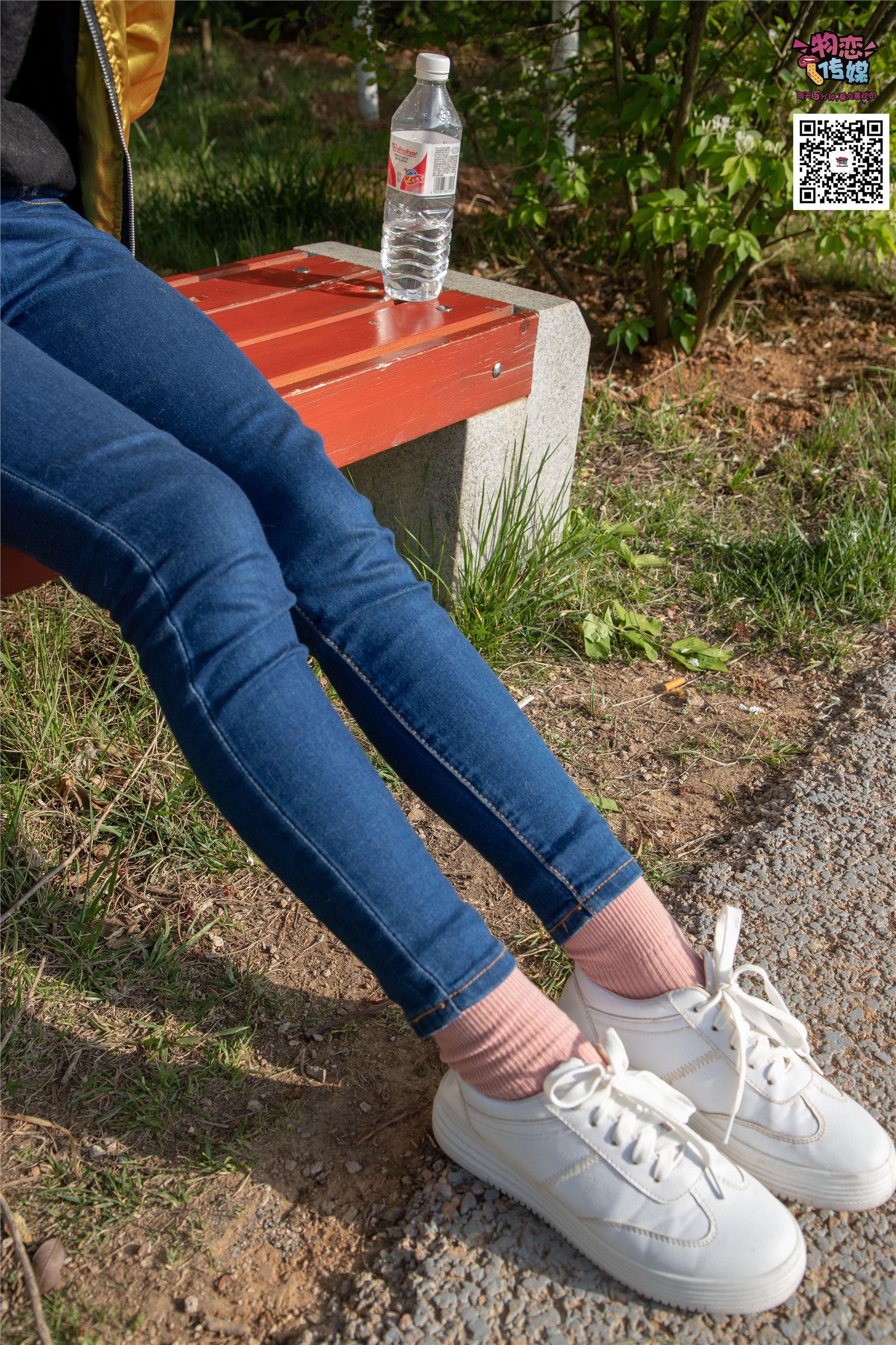 物恋传媒 No.012 娇小型小萝莉哦,猜猜我多大呢,小白板鞋搭配粉色棉袜