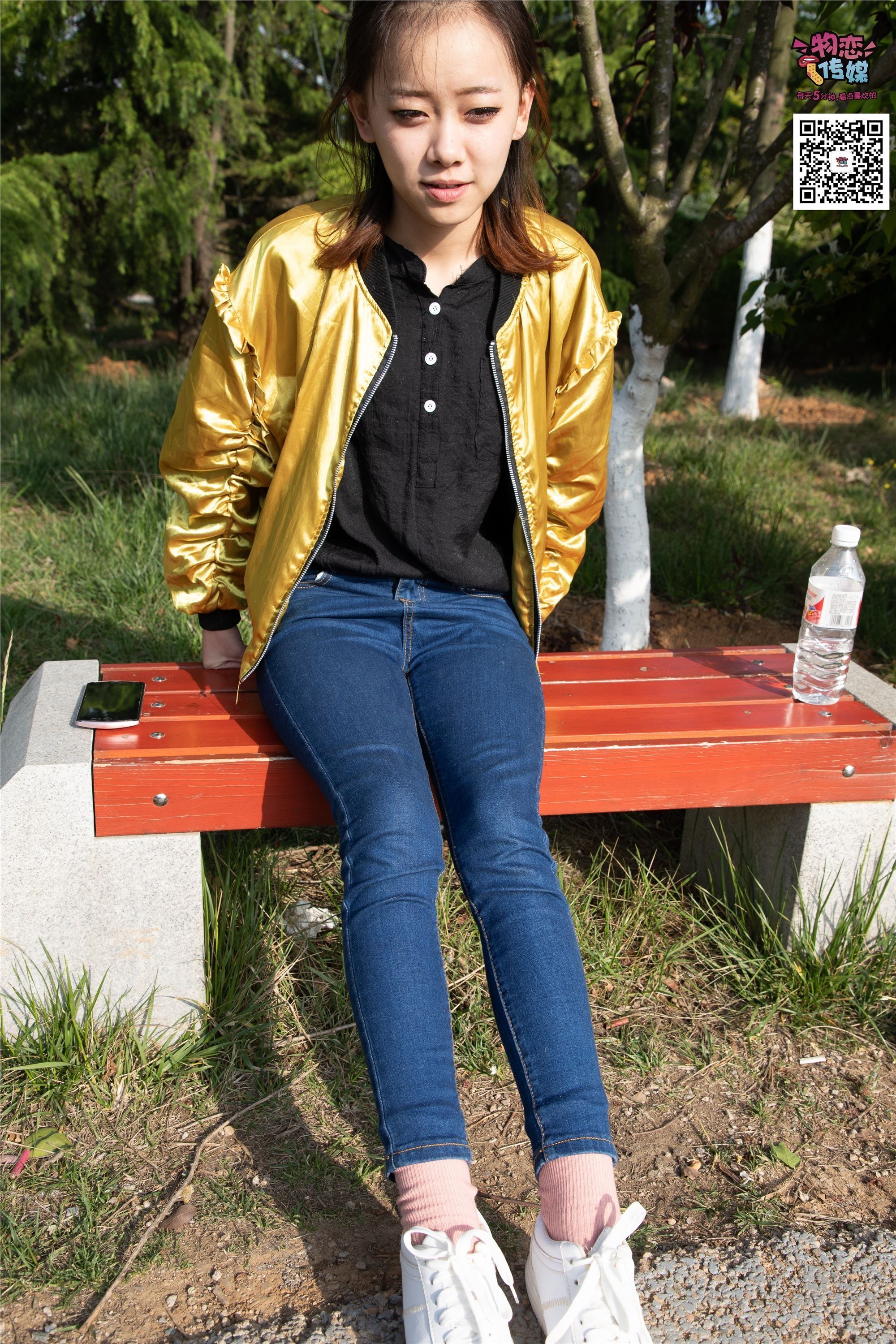 物恋传媒 No.012 娇小型小萝莉哦,猜猜我多大呢,小白板鞋搭配粉色棉袜