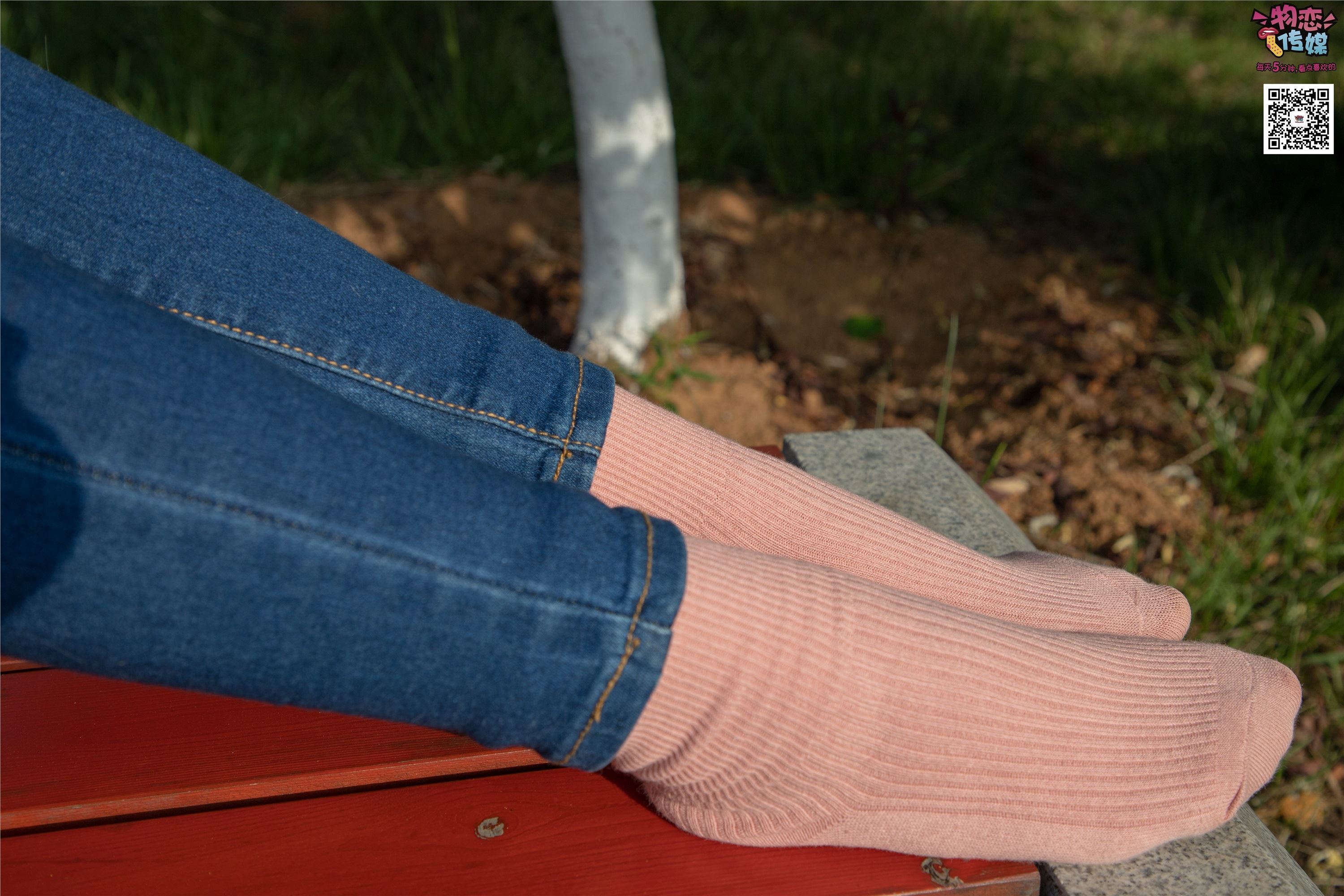 物恋传媒 No.012 娇小型小萝莉哦,猜猜我多大呢,小白板鞋搭配粉色棉袜