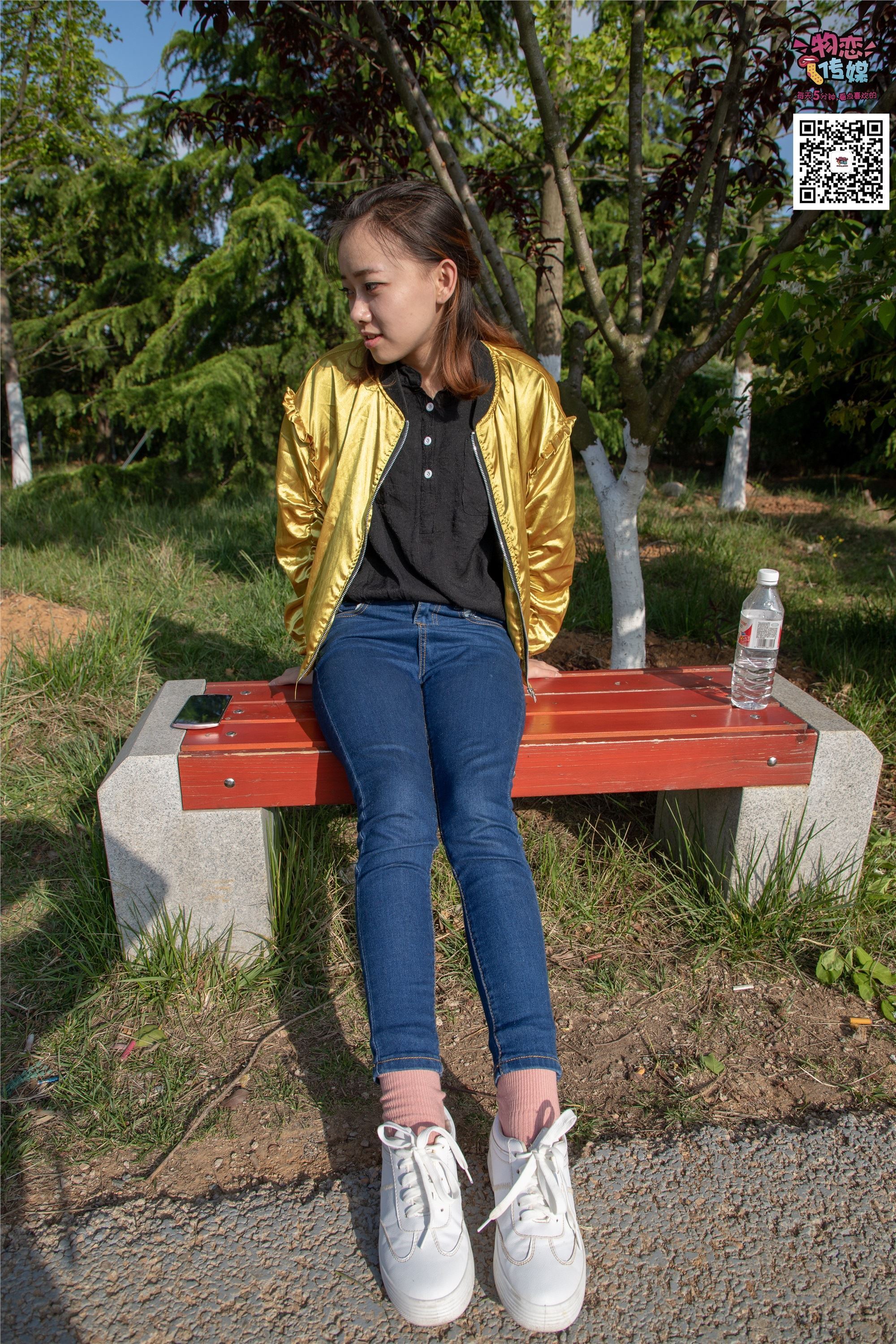 物恋传媒 No.012 娇小型小萝莉哦,猜猜我多大呢,小白板鞋搭配粉色棉袜