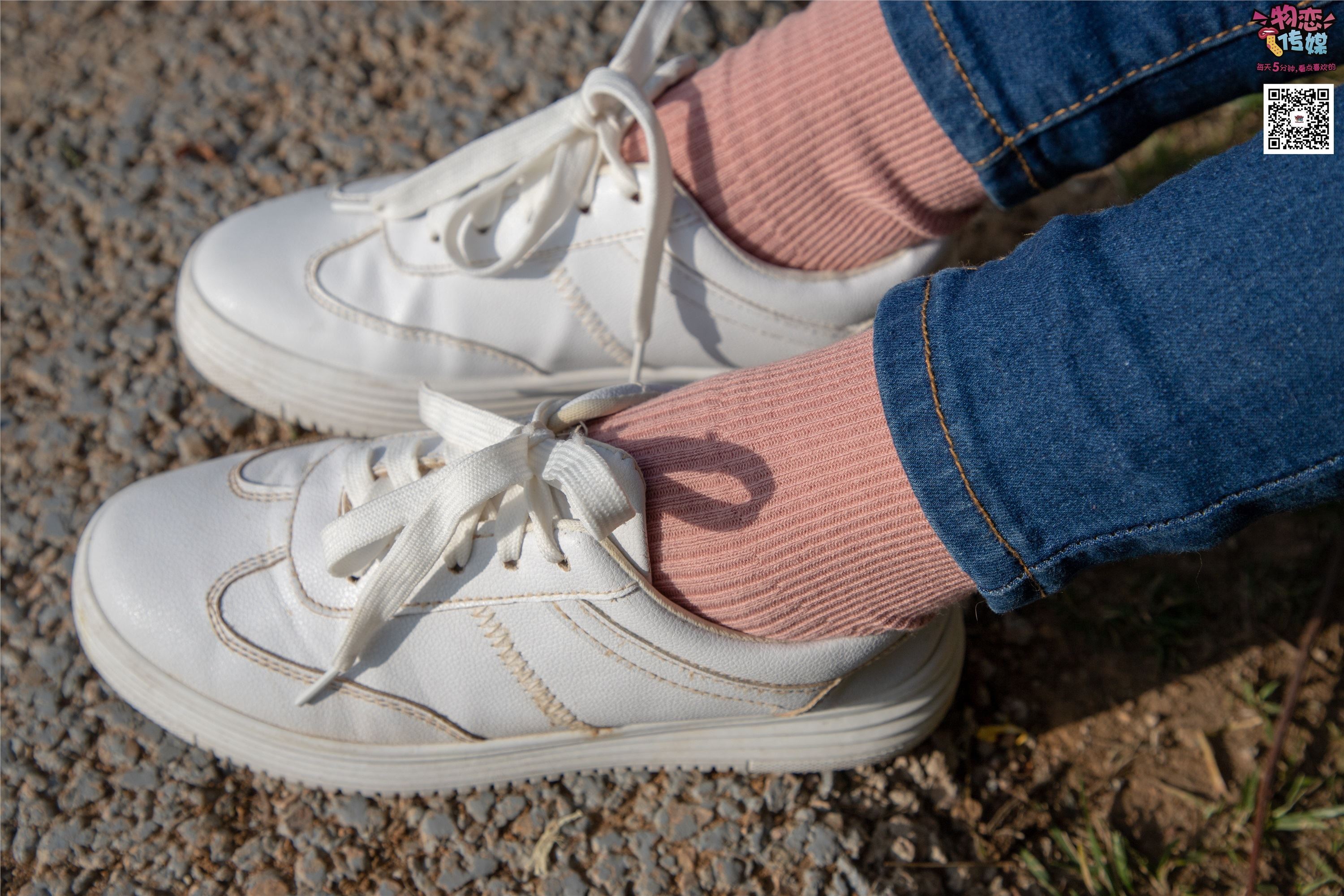 物恋传媒 No.012 娇小型小萝莉哦,猜猜我多大呢,小白板鞋搭配粉色棉袜