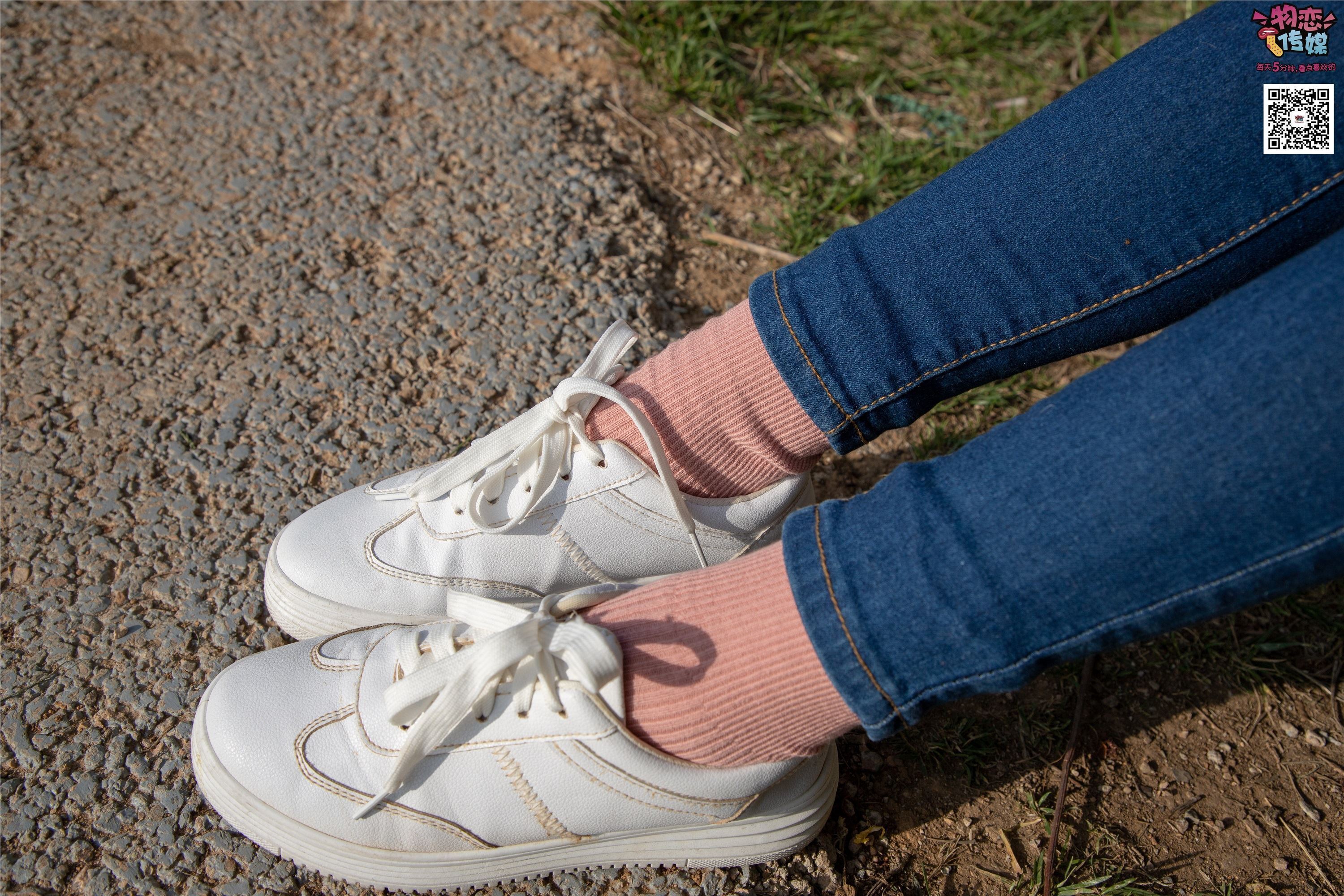 物恋传媒 No.012 娇小型小萝莉哦,猜猜我多大呢,小白板鞋搭配粉色棉袜