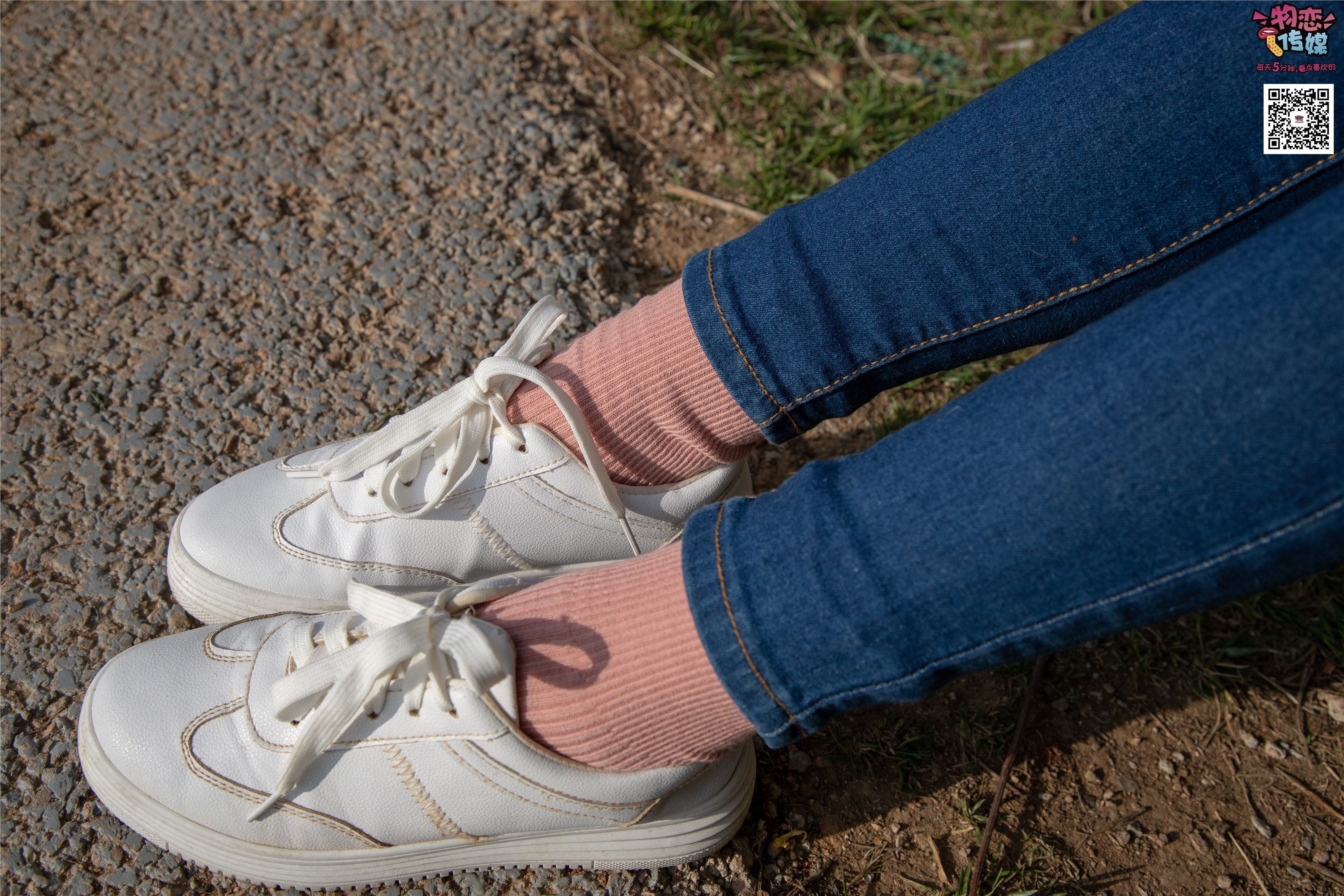 物恋传媒 No.012 娇小型小萝莉哦,猜猜我多大呢,小白板鞋搭配粉色棉袜